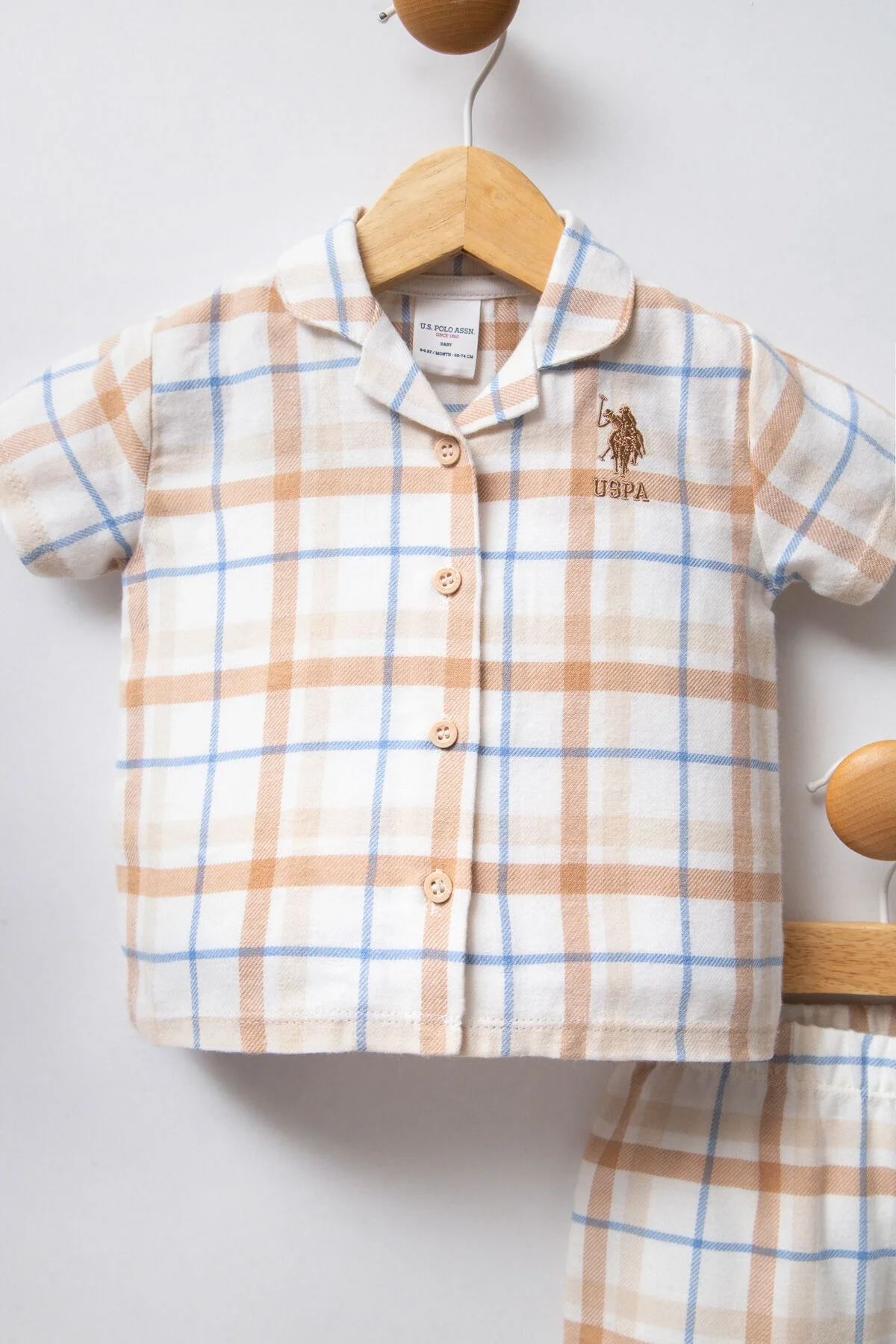 U.S. Polo Assn Kız Bebek Beyaz Takım, krem ve mavi kareli desenli, marka logosu ile detaylı bebek giyim seti