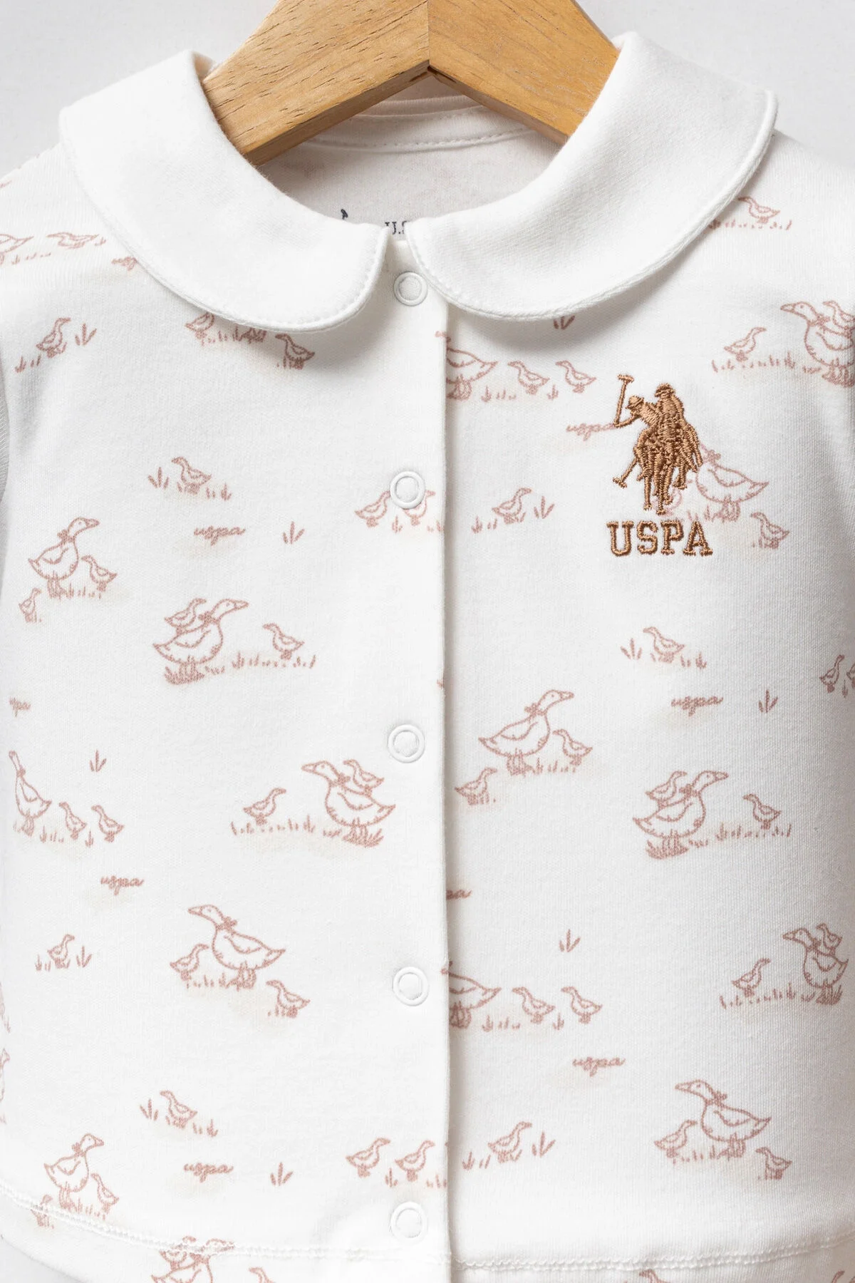 Beyaz atlı desenli uzun kollu ceket ve pembe bebek pantolonu, U.S. Polo Assn marka kız bebek takım elbisesi