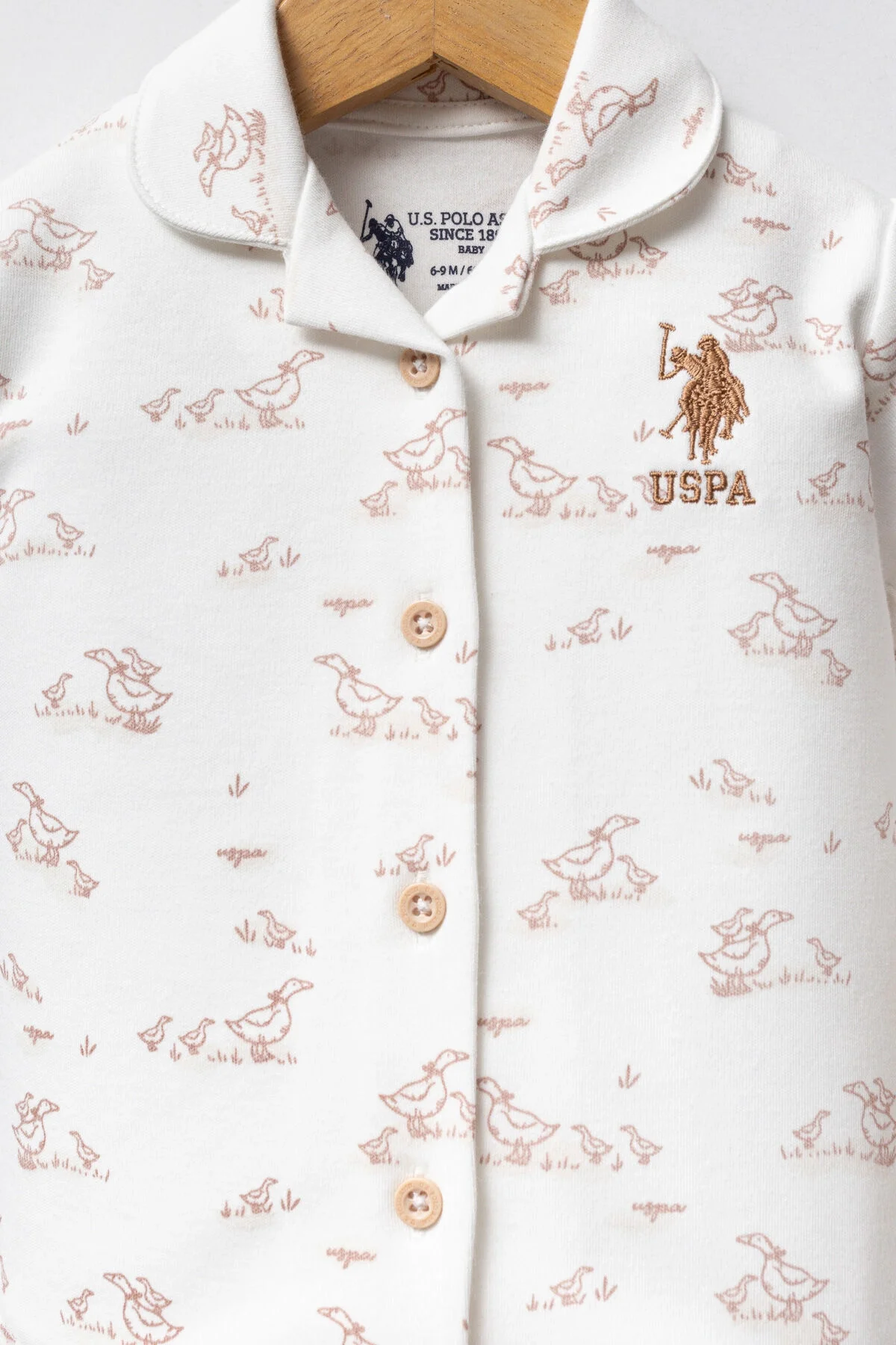 Beyaz kıyafet takımında örümcek desenli uzun kollu ceket ve pantolon, U.S. Polo Assn marka bebek giyim seti