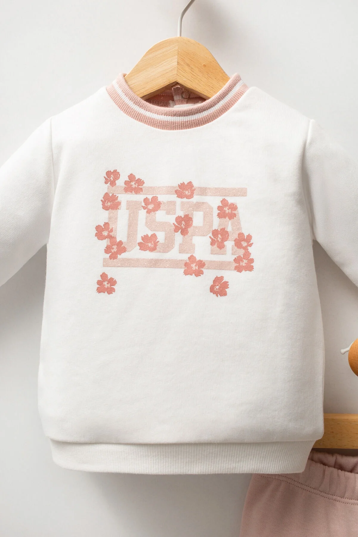 Beyaz U.S. Polo Assn kız bebek takım elbette, pembe detaylı pijama seti, bebek takımları kategorisinde