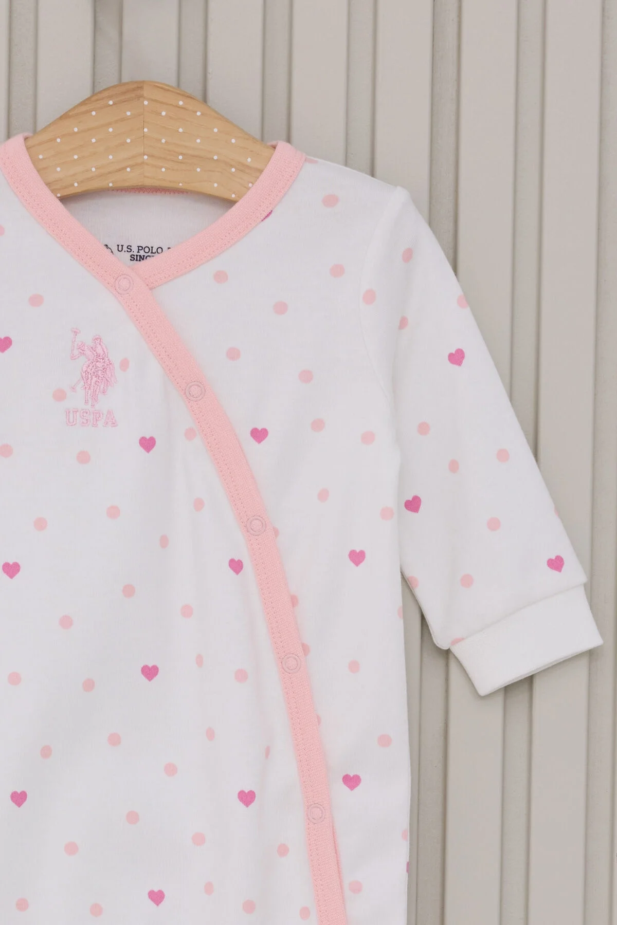 U.S. Polo Assn Kız Bebek Beyaz Tulum, pembe kalp ve nokta desenli, ön düğme, bebek giyim, Arnetta markası