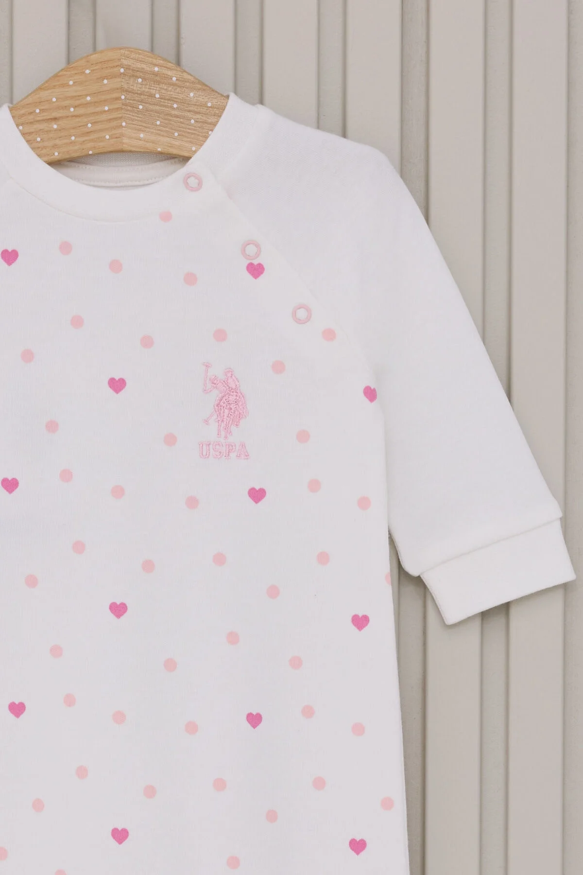 Beyaz dantelli U.S. Polo Assn kız bebek tulumu, pembe kalp ve nokta desenli, arnetta marka bebek giyim ürünü