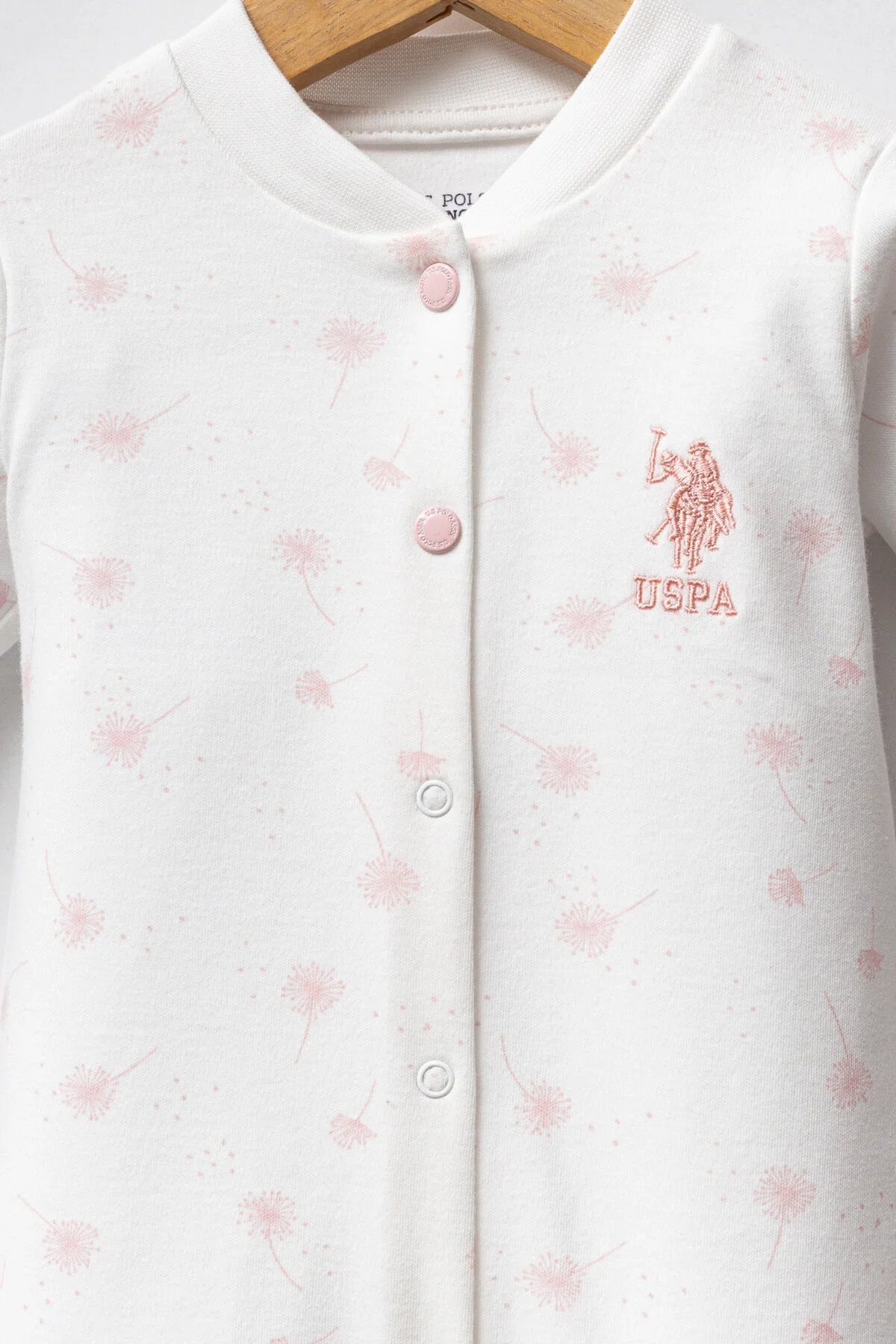 Beyaz dantelli U.S. Polo Assn kız bebek tulum, pembe çiçek desenli, ön düğmeli, bebek giyim ürünü