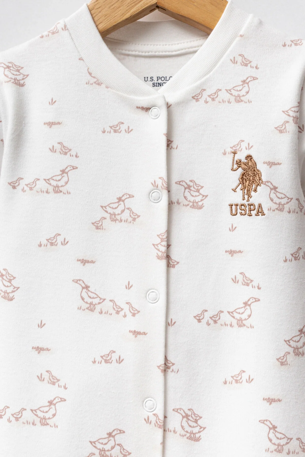 Beyaz dantelli U.S. Polo Assn bebek tulumu, koyu pembe at deseni, bebek giyim, uzun kollu, ayak uçları, marka logosu