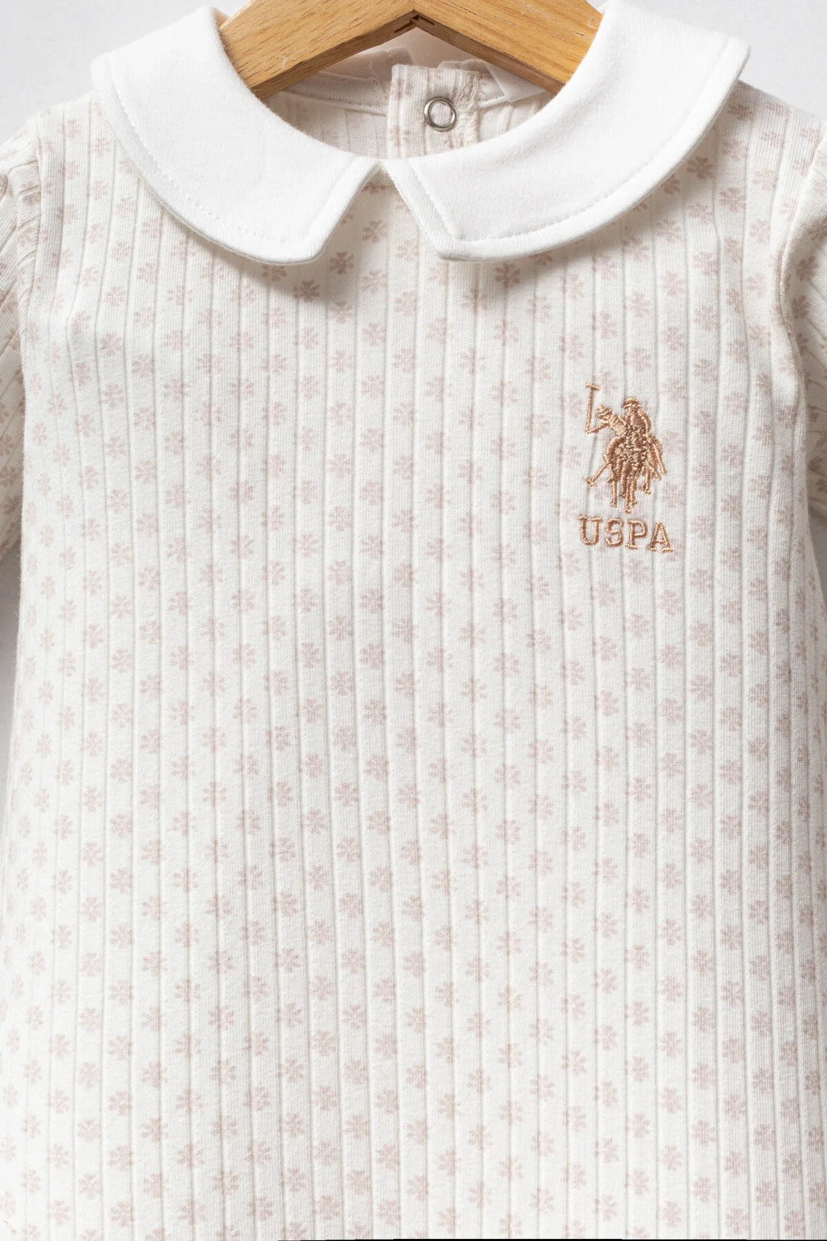 Beyaz dantelli U.S. Polo Assn kız bebek tulum, kare desenli, ayaklık, marka logosu, bebek giyim ürün fotoğrafı