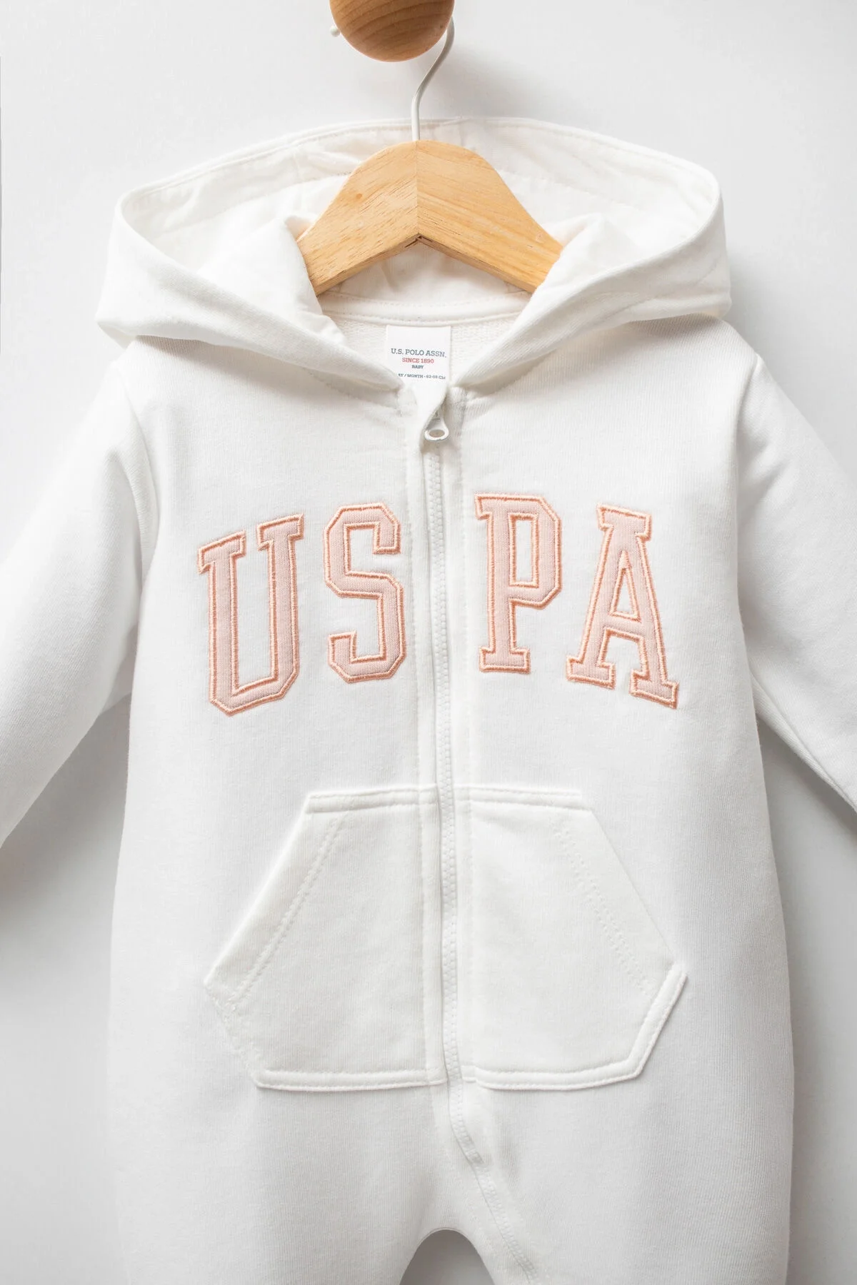 Beyaz U.S. Polo Assn kız bebek tulumu, kapüşonlu ve ön cebiyle, Arnetta markası, tulum & salopet kategorisi