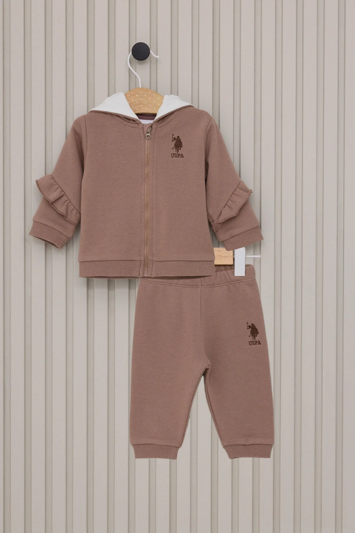 Kahverengi U.S. Polo Assn kız bebek takım elbise, kapüşonlu ceket ve pantolon, detaylı logo ve ruffle kol desenli, Arnetta markası