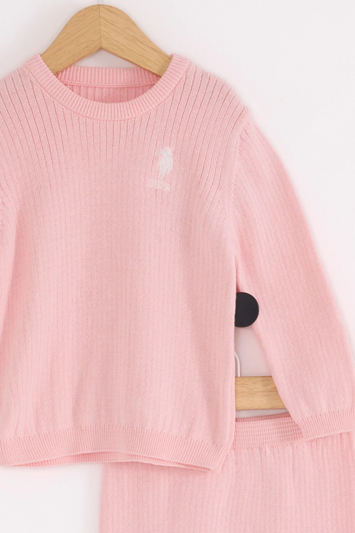 U.S. Polo Assn Kız Bebek Kahverengi Takım, yumuşak ribbed kumaş, marka logosu, bebek takımı, çocuk giyim, hafif renk tonu, arka plan: beyaz duvar