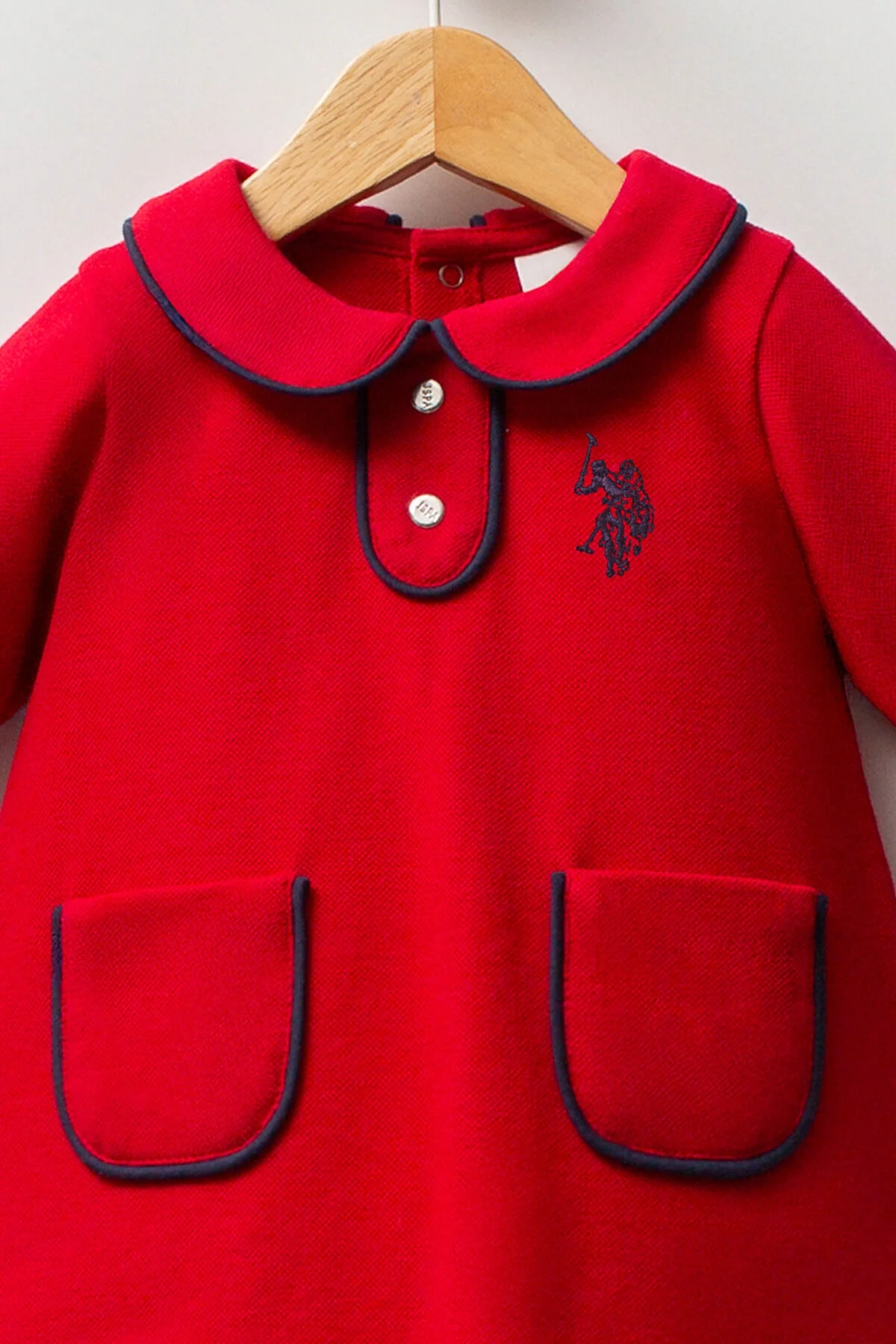 Kırmızı U.S. Polo Assn kız bebek elbise, kolları ve cebiyle klasik tasarım, marka logosu ve kolye detayı
