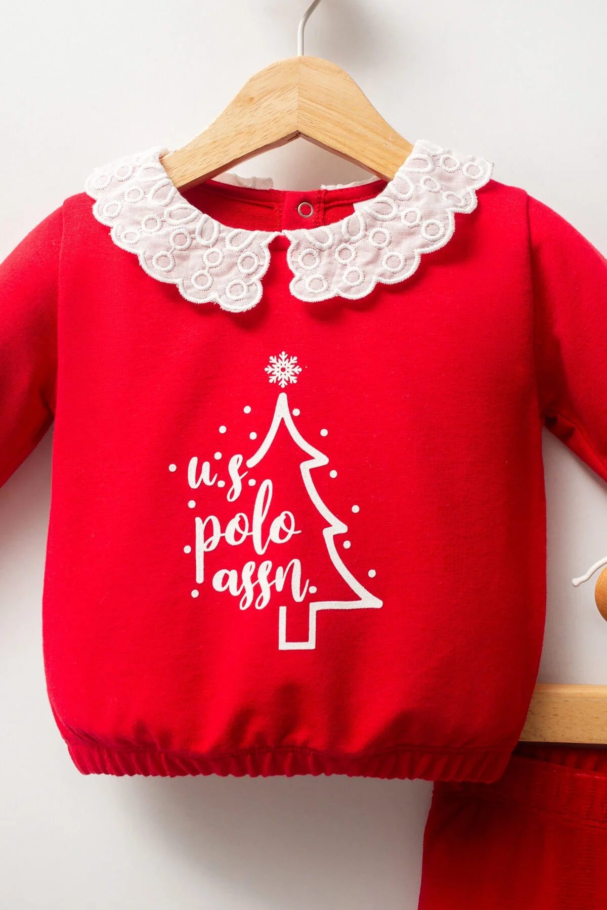 Kırmızı U.S. Polo Assn bebek takım elbette, dantelli yaka ve ağacılı desenli üst, pantolonla birlikte