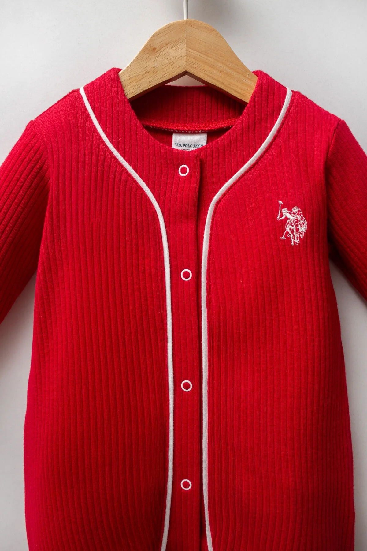 Kırmızı dantelli U.S. Polo Assn bebek tulumu, uzun kollu, ön düğmeli, marka logosu, bebek giyim kategorisinde