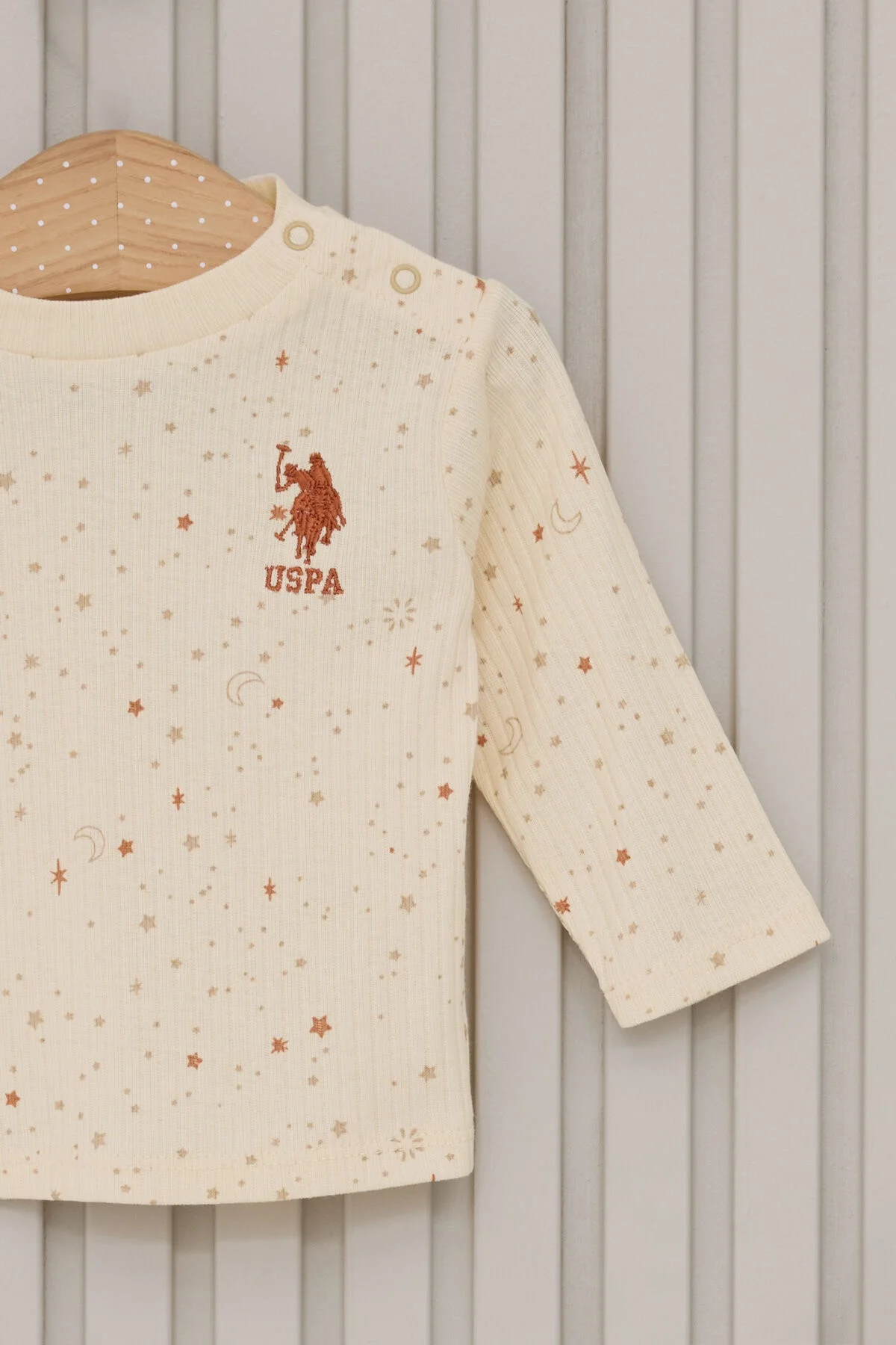Krem renkli U.S. Polo Assn kız bebek takımı, yıldız ve ay desenli, uzun kollu üst ve pantolon, Arnetta markası