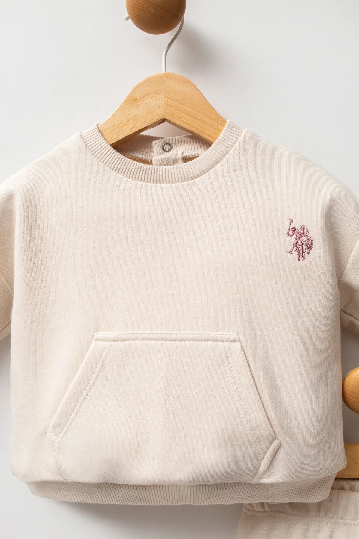Krem renkli U.S. Polo Assn kız bebek takımı, yaka ve pantolon detaylı, marka logosu ile bebek giyim seti
