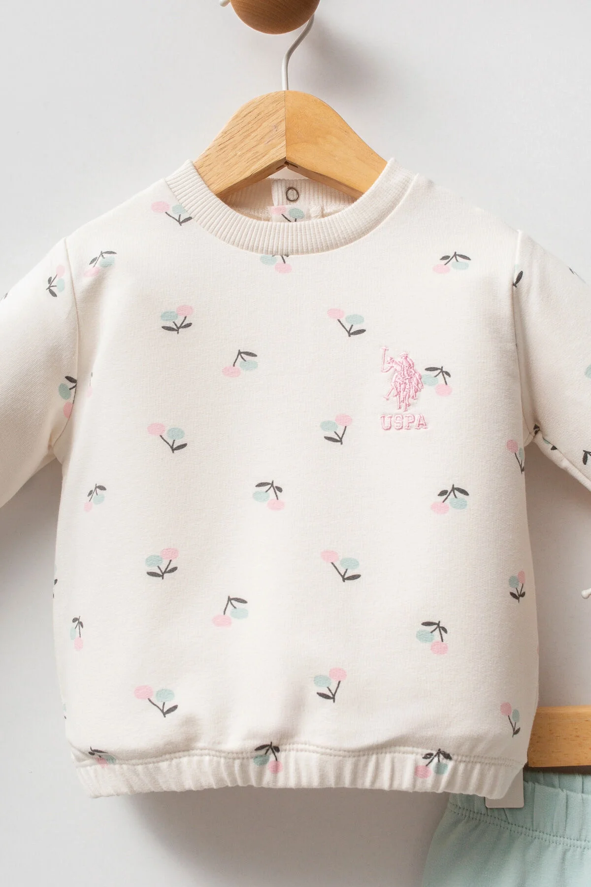 U.S. Polo Assn kız bebek krem kıyafet takım, çiçek desenli uzun kollu tişört ve açık mavi pantolon, marka logosu ile bebek giyim seti