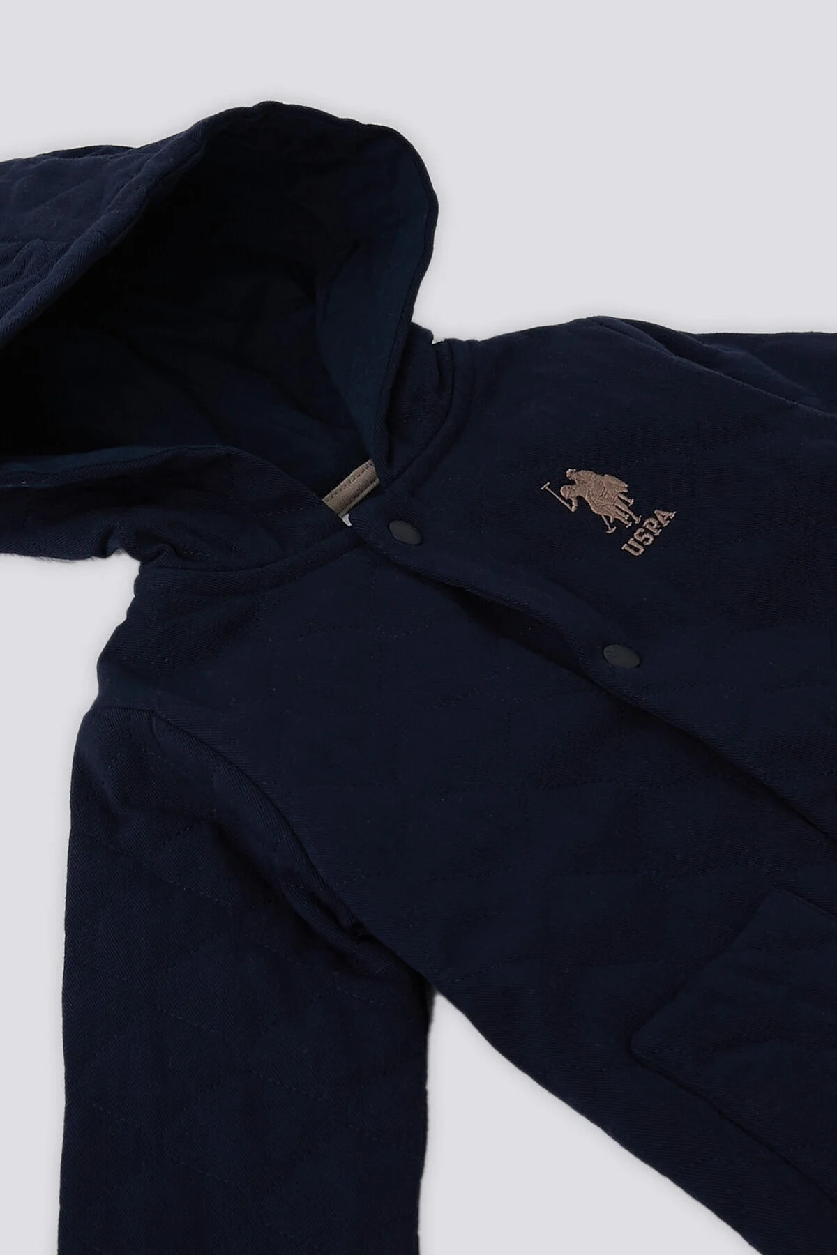 Lacivert kapüşonlu bebek kabanı, U.S. Polo Assn marka, kare desenli, ön düğme ve cebi olan kaban & mont ürünü