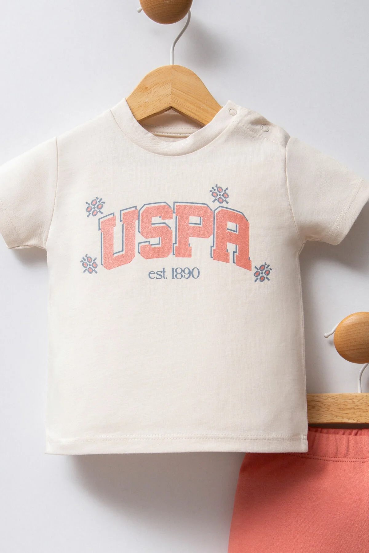 U.S. Polo Assn Kız Bebek Mavi Takım, beyaz tişört ve pembe kısa pantolon, marka logosu ile çocuk giyim seti