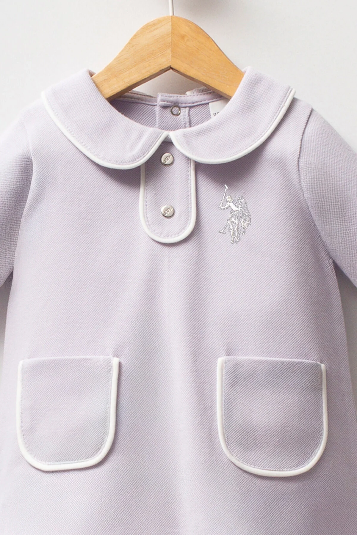 Mor U.S. Polo Assn kız bebek elbise, kollu, yuvarlak yaka, ön cebi, marka logosu, hafif dokulu, erişilebilirlik odaklı ürün fotoğrafı