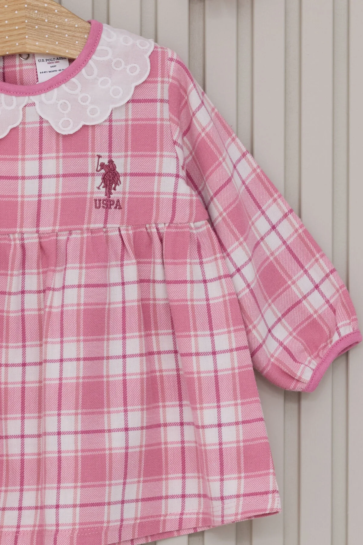 Pembe kareli U.S. Polo Assn kız bebek elbise, beyaz dantelli yaka ve marka logo, bebek elbise toptan