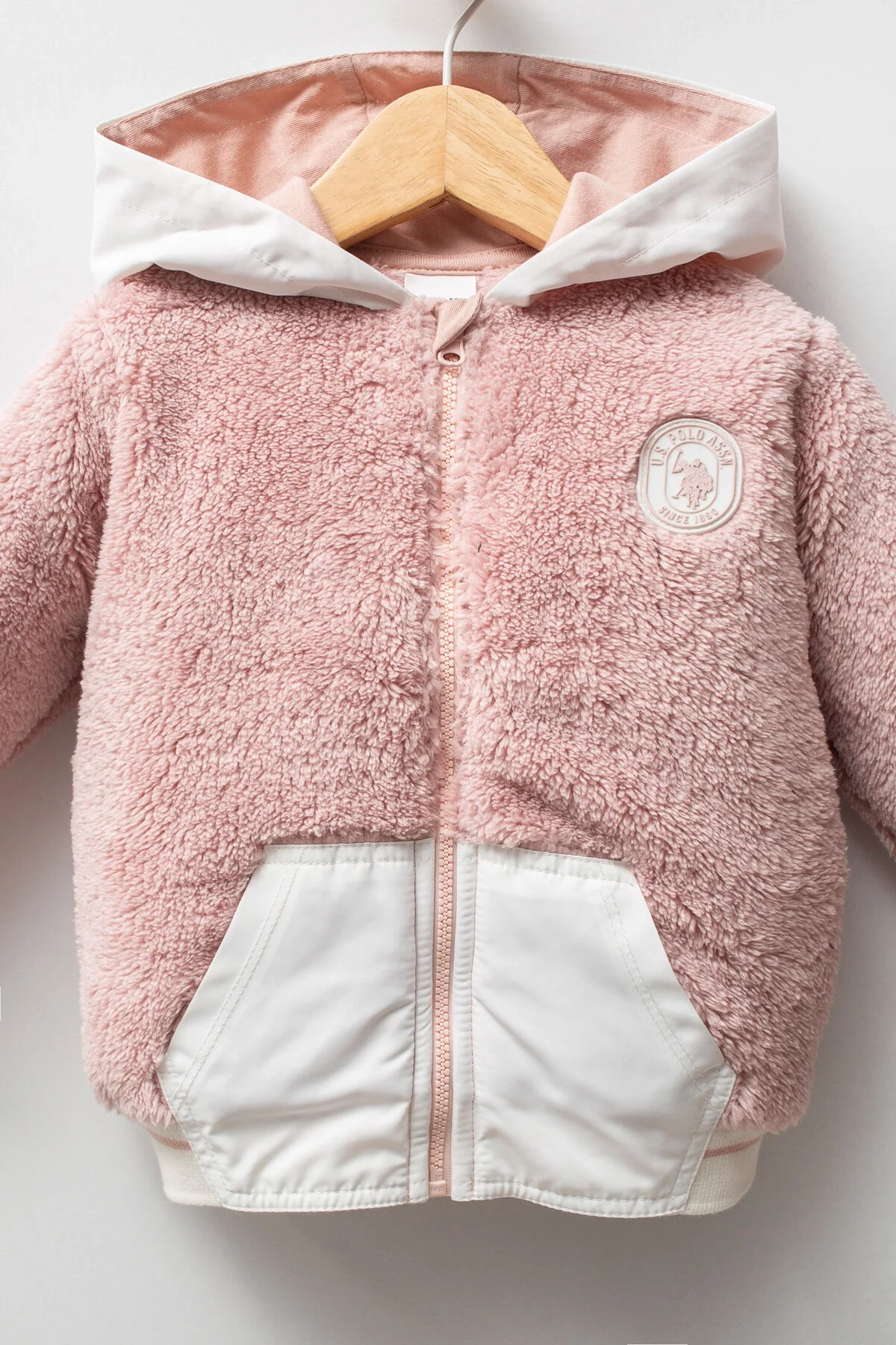 Pembe yumuşak dokulu kız bebek kabanı, kapüşonlu ve ön cebiyle, U.S. Polo Assn markası, kaban & mont kategorisinde