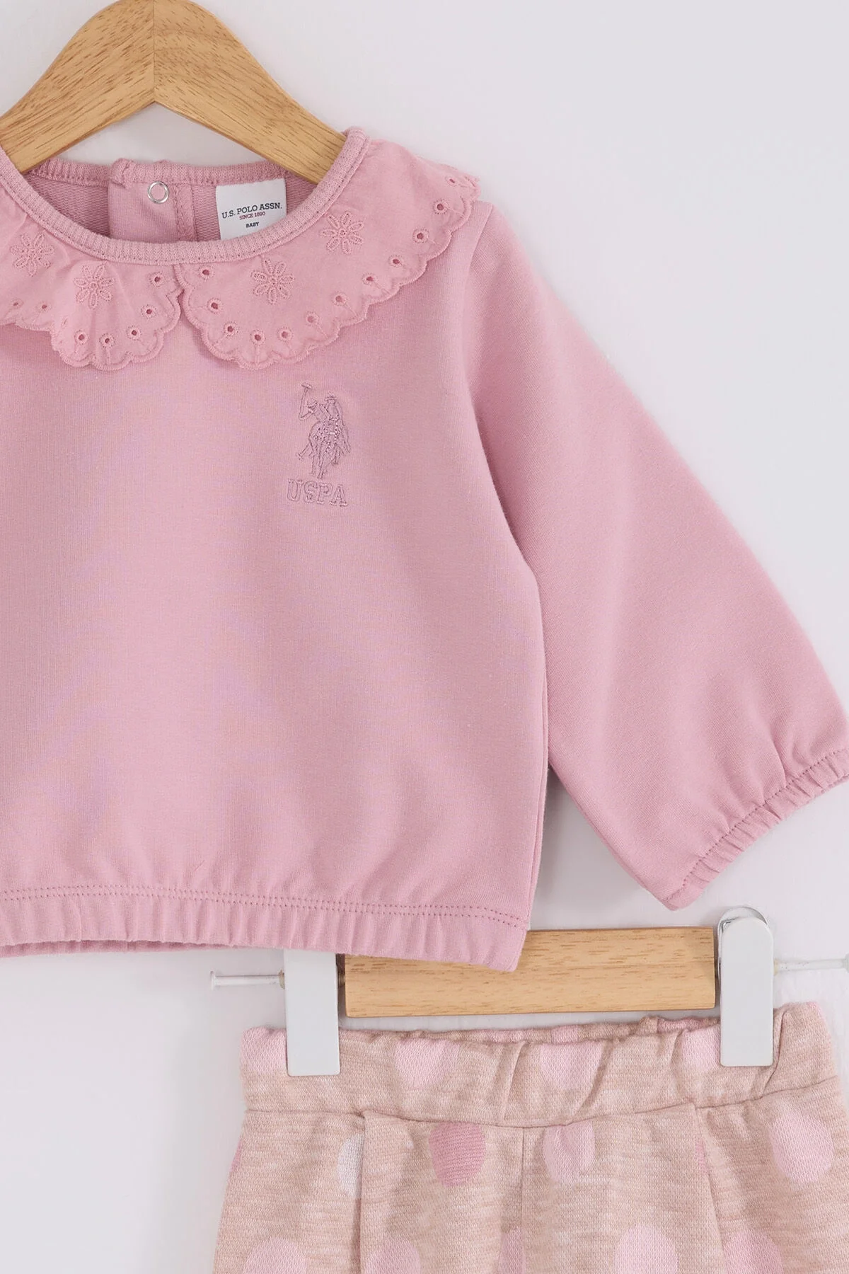 Pembe dantelli yaka uzun kollu üst ve polka dot pantolonlu bebek takım elbise, U.S. Polo Assn markası, kız bebek giyim seti