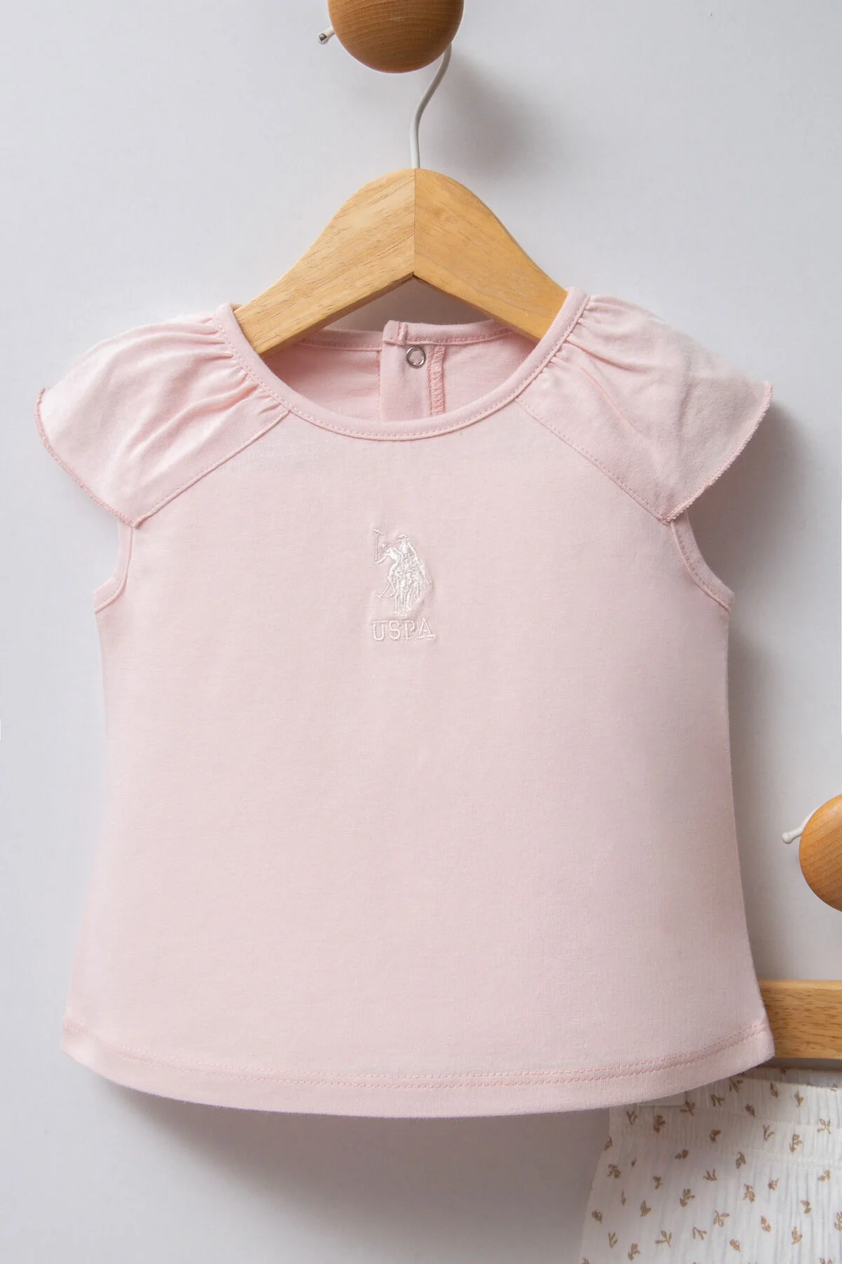 Pembe kız bebek takım elbette, U.S. Polo Assn marka, beyaz noktalı pantolon ve kısa kollu üst, arnetta markası