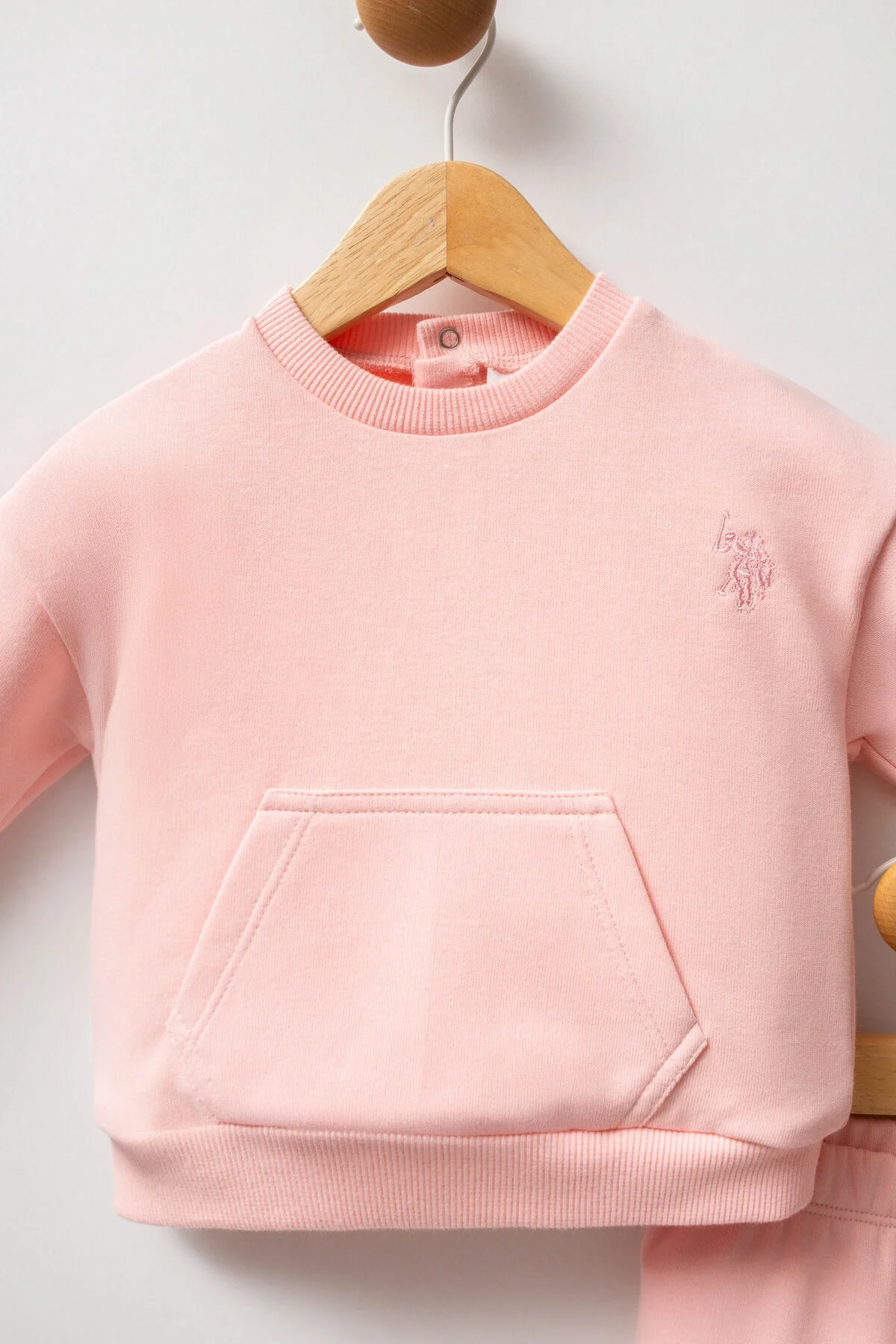 Pembe U.S. Polo Assn kız bebek takım elbette, yumuşak dokulu, ön ceket ve pantolon, marka logosu ile bebek giyim seti