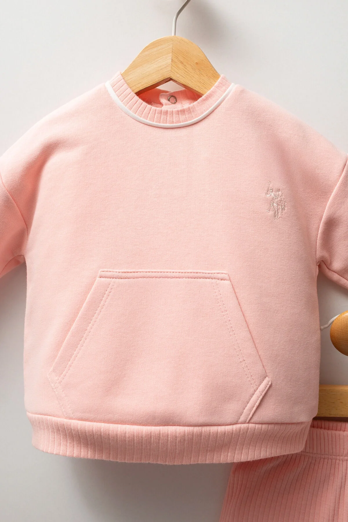 Pembe U.S. Polo Assn kız bebek takım elbette, uzun kollu pullover ve ribbed pantolon, Arnetta markası, bebek giyim seti