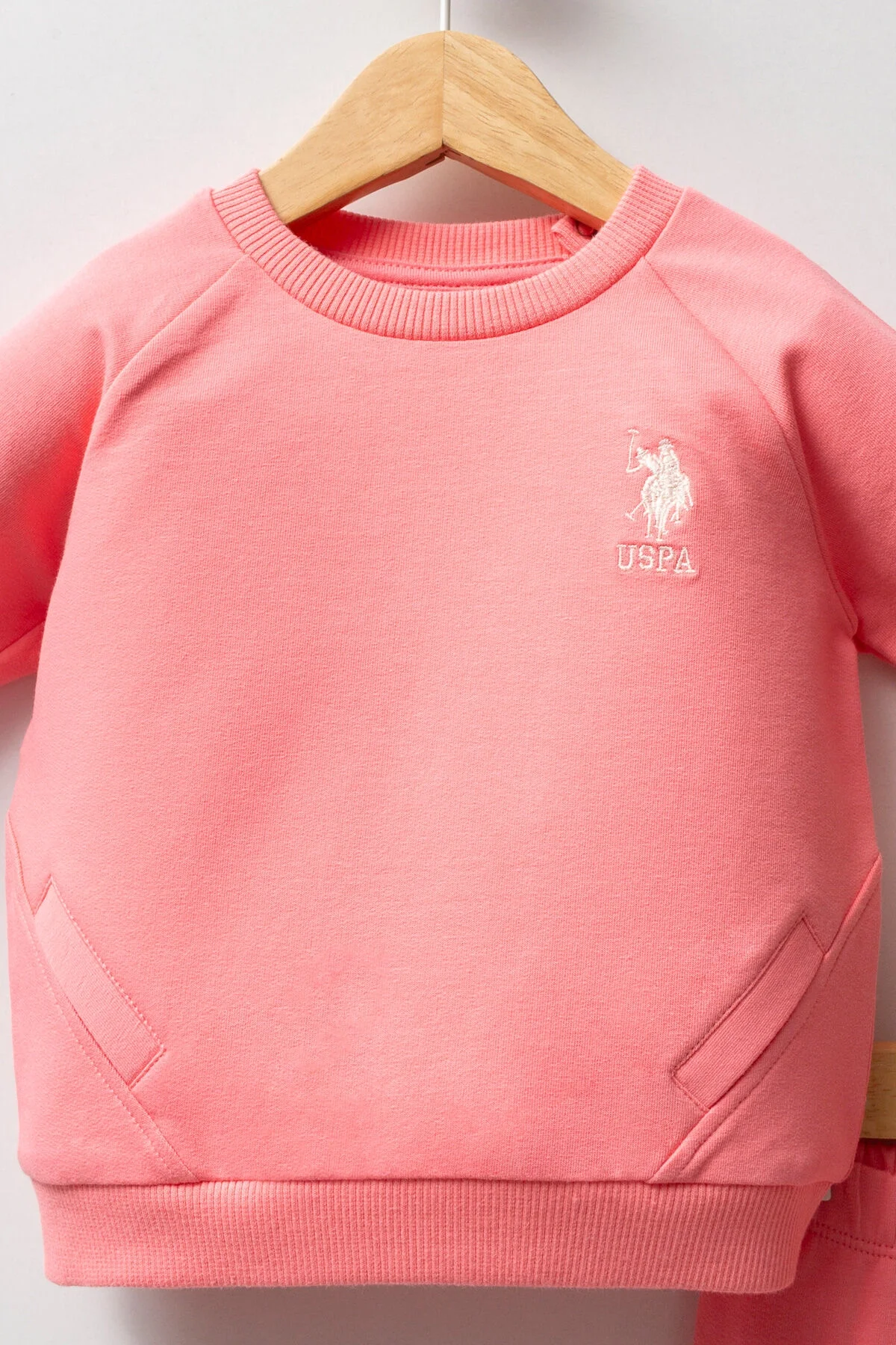 Pembe U.S. Polo Assn kız bebek takım elbette, uzun kollu pullover ve elastik pantolon, marka logo detaylı