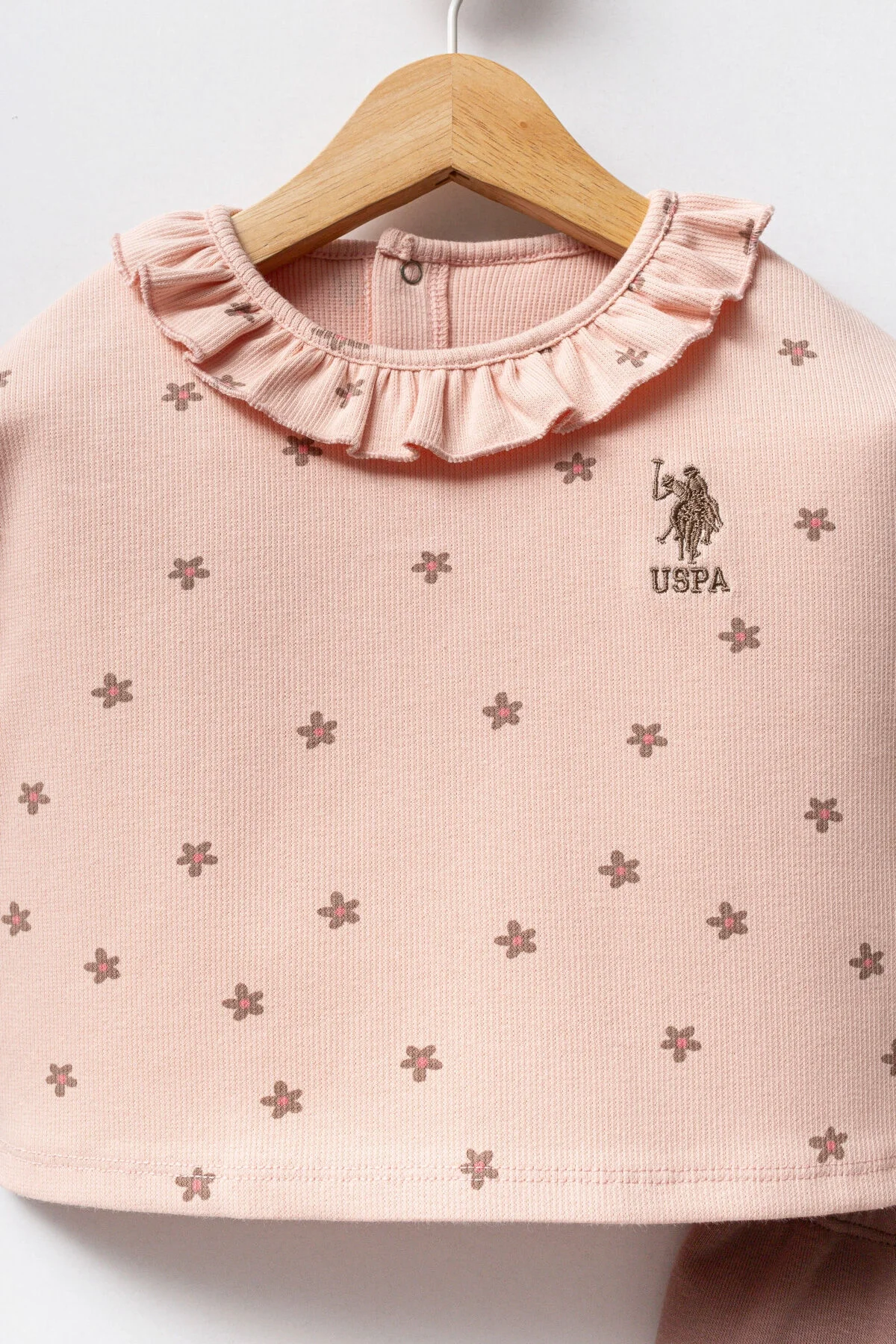 Pembe yıldızlı dantelli üst ve kahverengi pantolonlu bebek takım elbette, U.S. Polo Assn markası, bebek giyim koleksiyonu