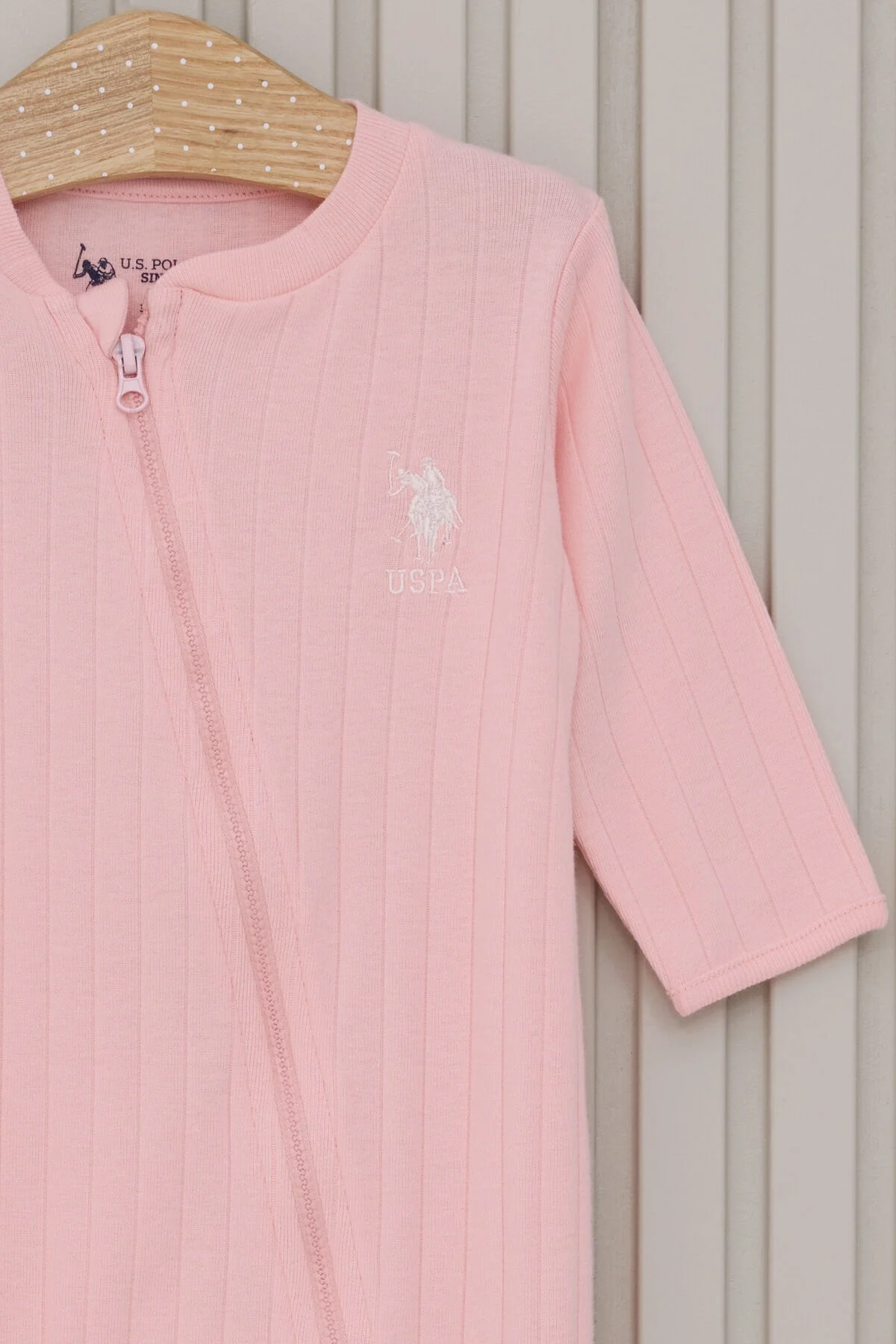Pembe U.S. Polo Assn kız bebek tulum, uzun kollu, ön zip, marka logosu, bebek giyim, rahat kumaş, bebeklik kıyafet