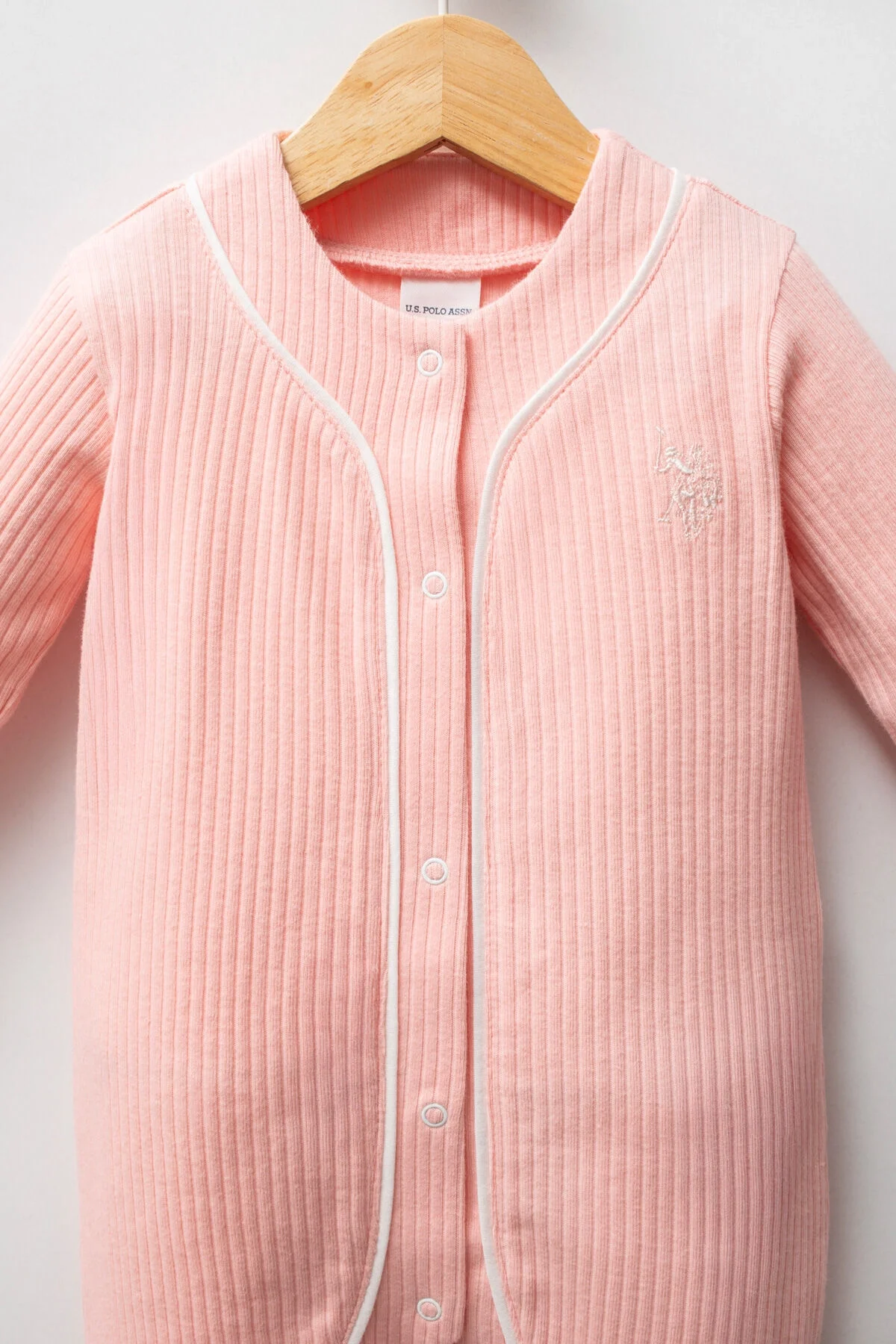 Pembe ribbed kumaşlı U.S. Polo Assn kız bebek tulum, ön düğmeli, marka logosu, bebek giyim ürün görseli