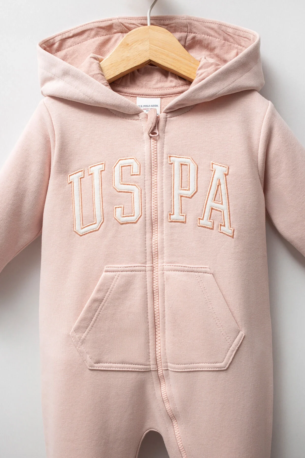 Pembe USPA marka kız bebek tulum, kapüşonlu ve ön cebi olan bebek giyim, Arnetta markası