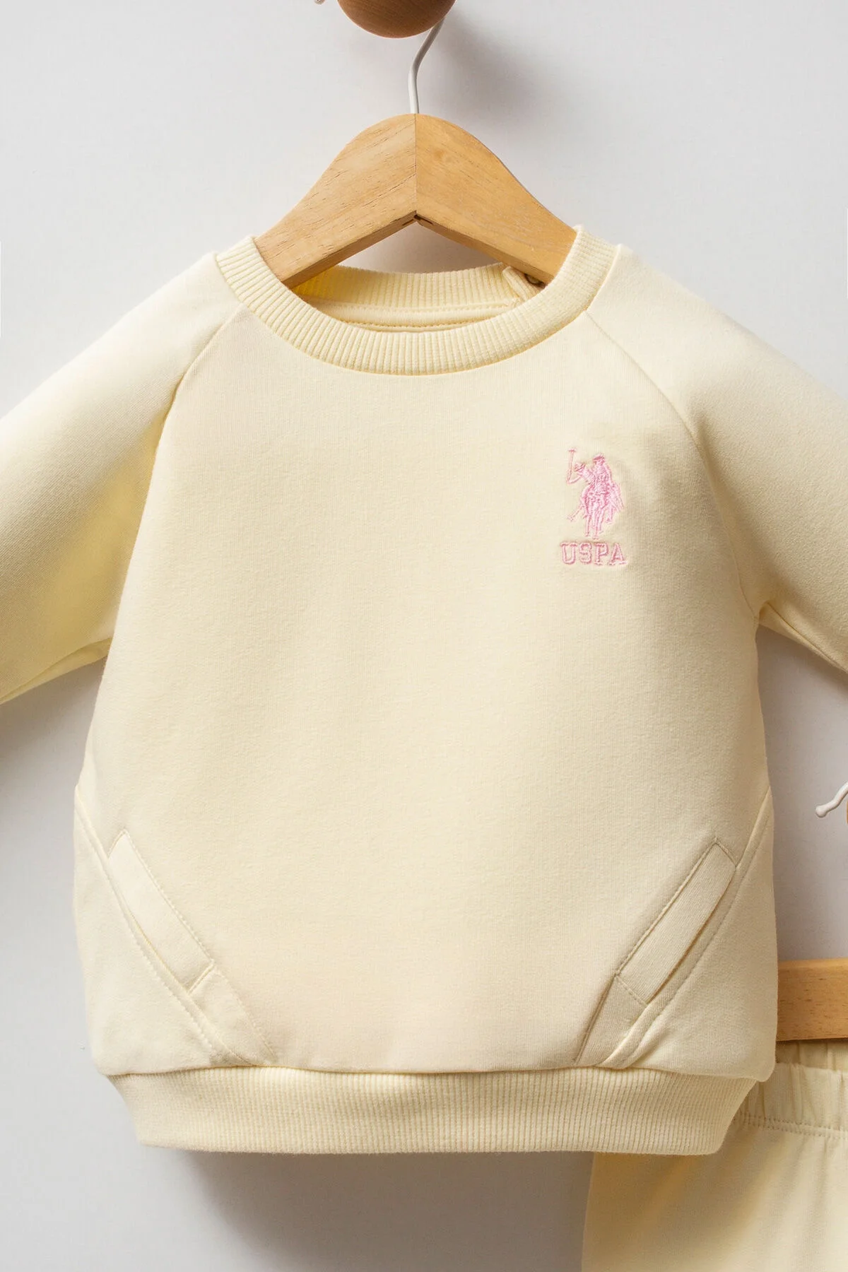U.S. Polo Assn Kız Bebek Sarı Takım, yumuşak kumaşlı, ön cepli üst ve elastik pantolon, marka logosu, bebek giyim seti