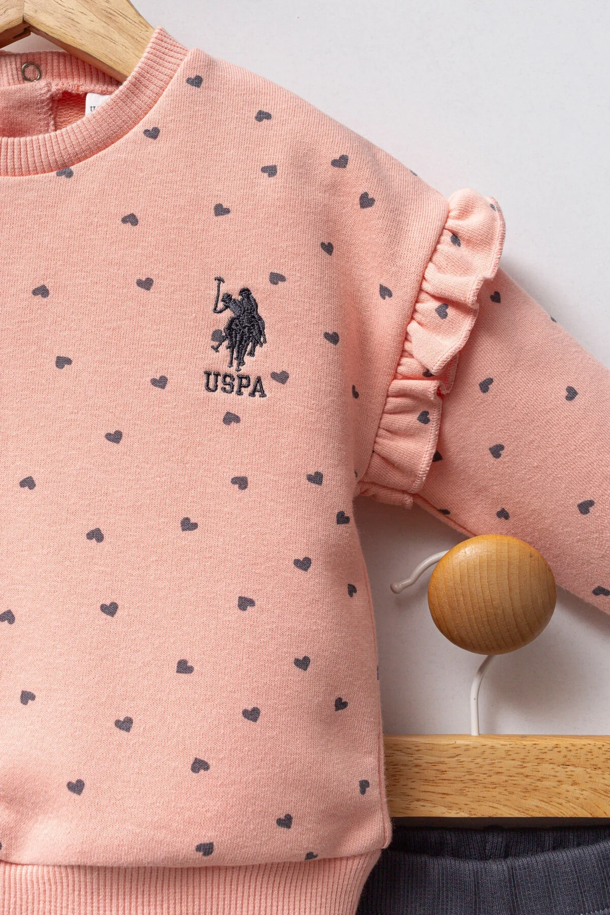 U.S. Polo Assn kız bebek turuncu takım elbette, kalın kollu dantelli üst ve gri pantolon, marka logosu ile detaylı tasarım