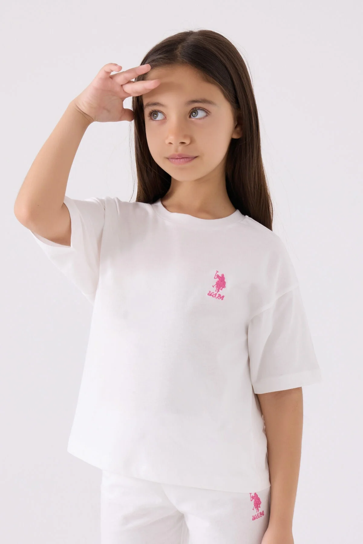 Beyaz U.S. Polo Assn kız çocuk Bermuda takım, ön ve yan görünüm, marka logosu, spor ve günlük giyim tarzı