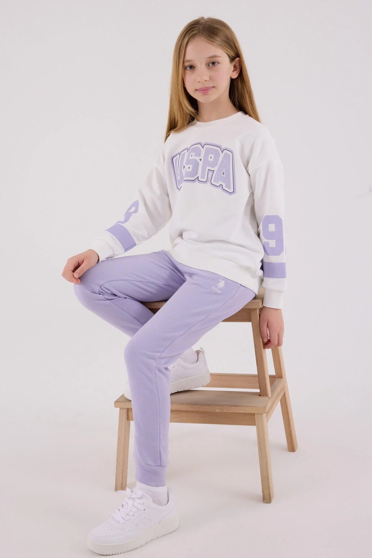 Beyaz USPA yazışma yazdırılmış kız çocuk eşofman takımı, lila detaylı jogger pantolon, spor stil, marka ürün