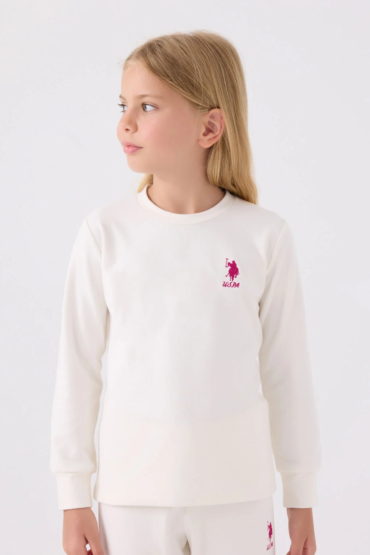 Beyaz U.S. Polo Assn kız çocuk pijama takımı, uzun kollu üst ve pantolon, marka logosu, model ön görünüm