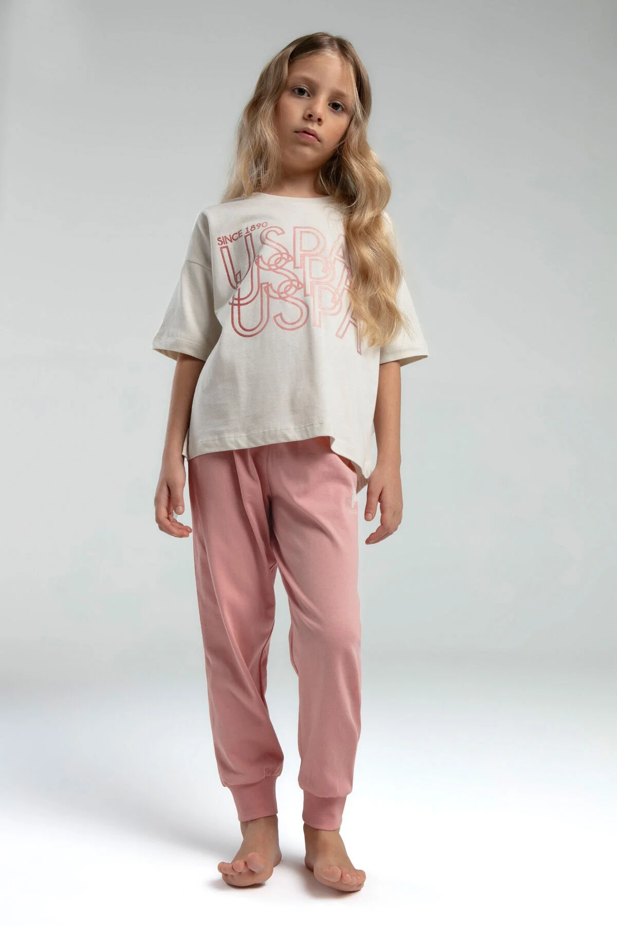U.S. Polo Assn Kız Çocuk Beyaz ve Rose Pijama Takımı, model ön görünüm, rahat günlük giyim, Arnetta markası