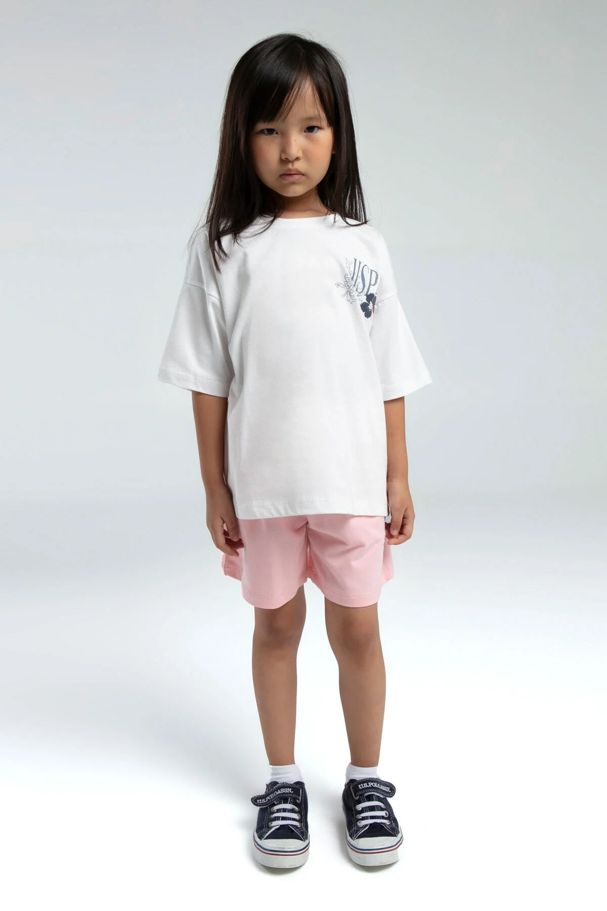 U.S. Polo Assn kız çocuk beyaz üst ve pembe şort takım, model ön görünüm, Arnetta markası