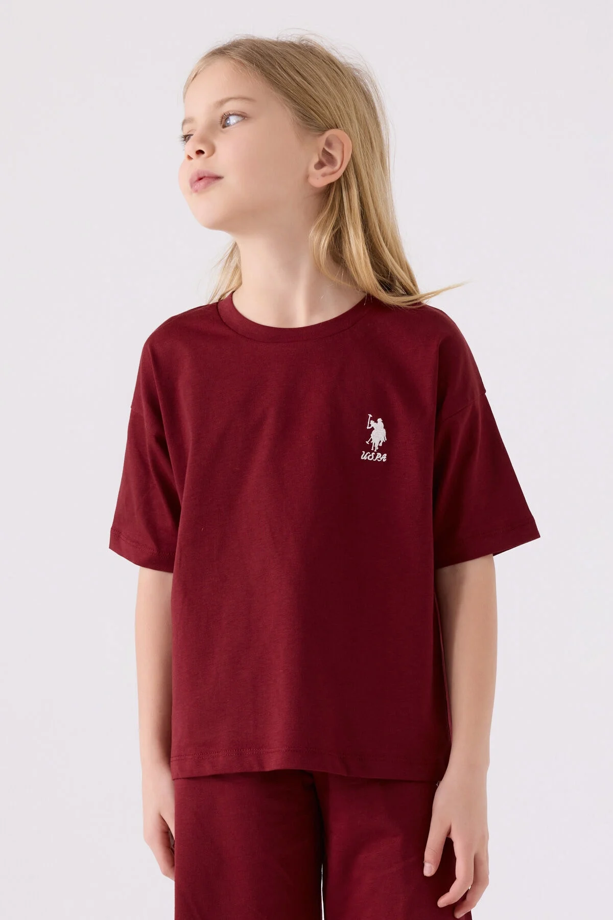 Bordo U.S. Polo Assn kız çocuk Bermuda takım elbette, ön ve yan detaylı, beyaz spor ayakkabıyla takımlı