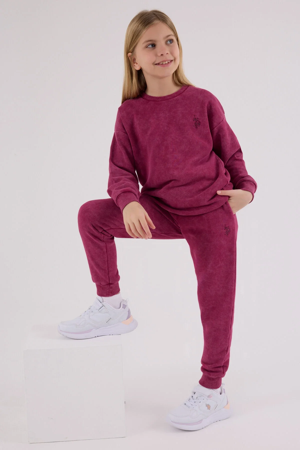 Bordo U.S. Polo Assn kız çocuk eşofman takımı, rahat ve stil sahibi günlük giyim, model pozisyonuyla ön ve yan görünümü