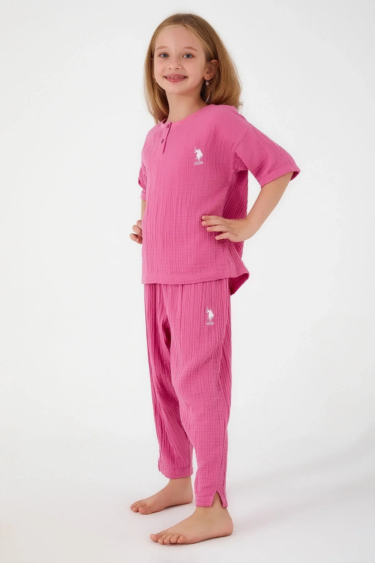 U.S. Polo Assn kız çocuk bordo pijama takımı, kıyafet detayları, çocuk modeli, kumaş dokusu, ön düğmeli üst, geniş pantolon