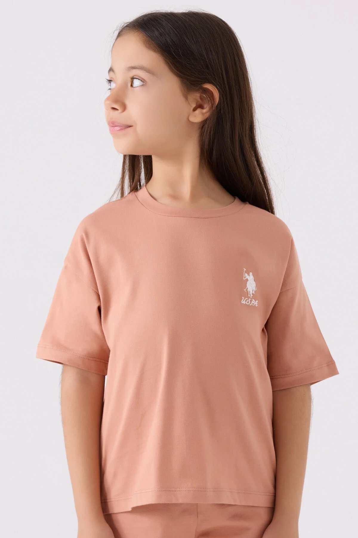 Kız çocuk kahverengi Bermuda takım elbette, U.S. Polo Assn marka, ön ve yan görünüm, çocuk giyim