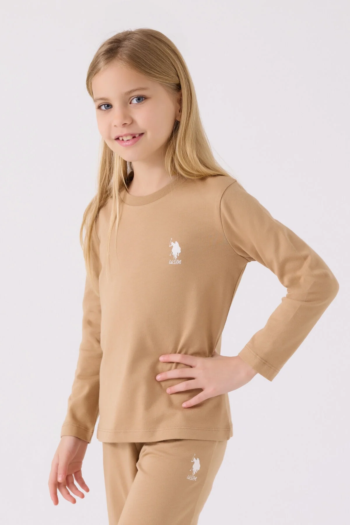 Kahverengi U.S. Polo Assn kız çocuk pijama takımı, uzun kollu üst ve pantolon, ön ceket üzerinde marka logosu