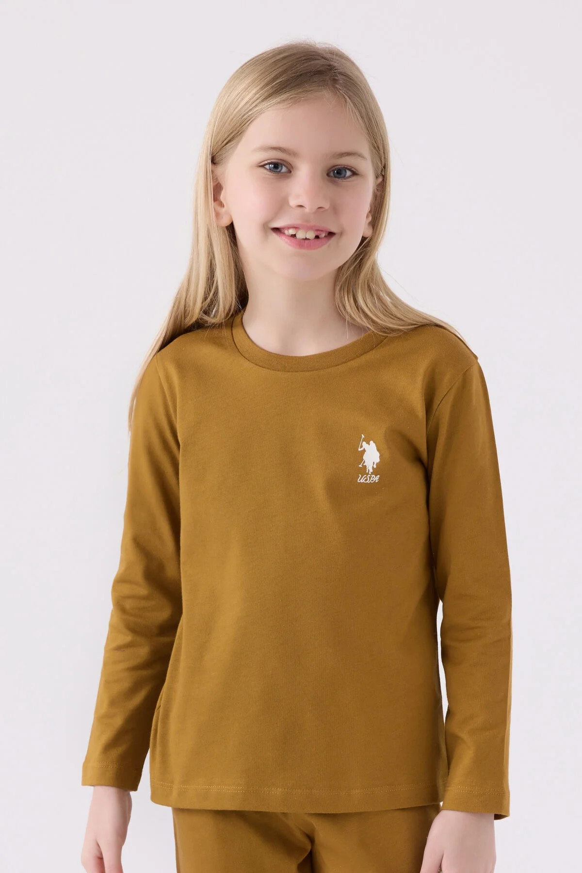Kahverengi U.S. Polo Assn kız çocuk pijama takımı, uzun kollu üst ve pantolon, Arnetta markası, model ön görünüm