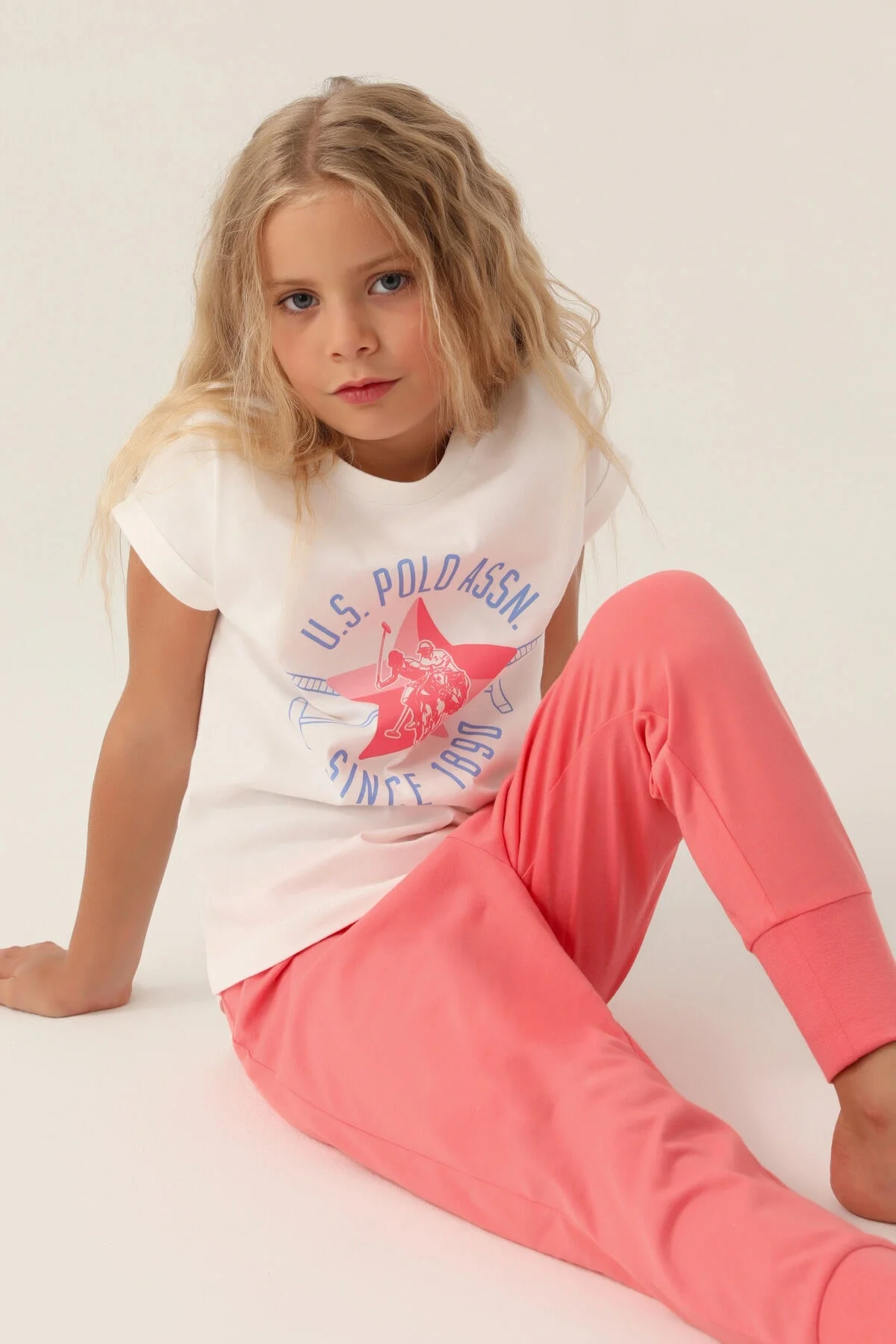 U.S. Polo Assn Kız Çocuk Krem Pijama Takımı, pembe pantolon ve beyaz tişört, Arnetta markası, çocuk pijama seti, kıyafet detayları