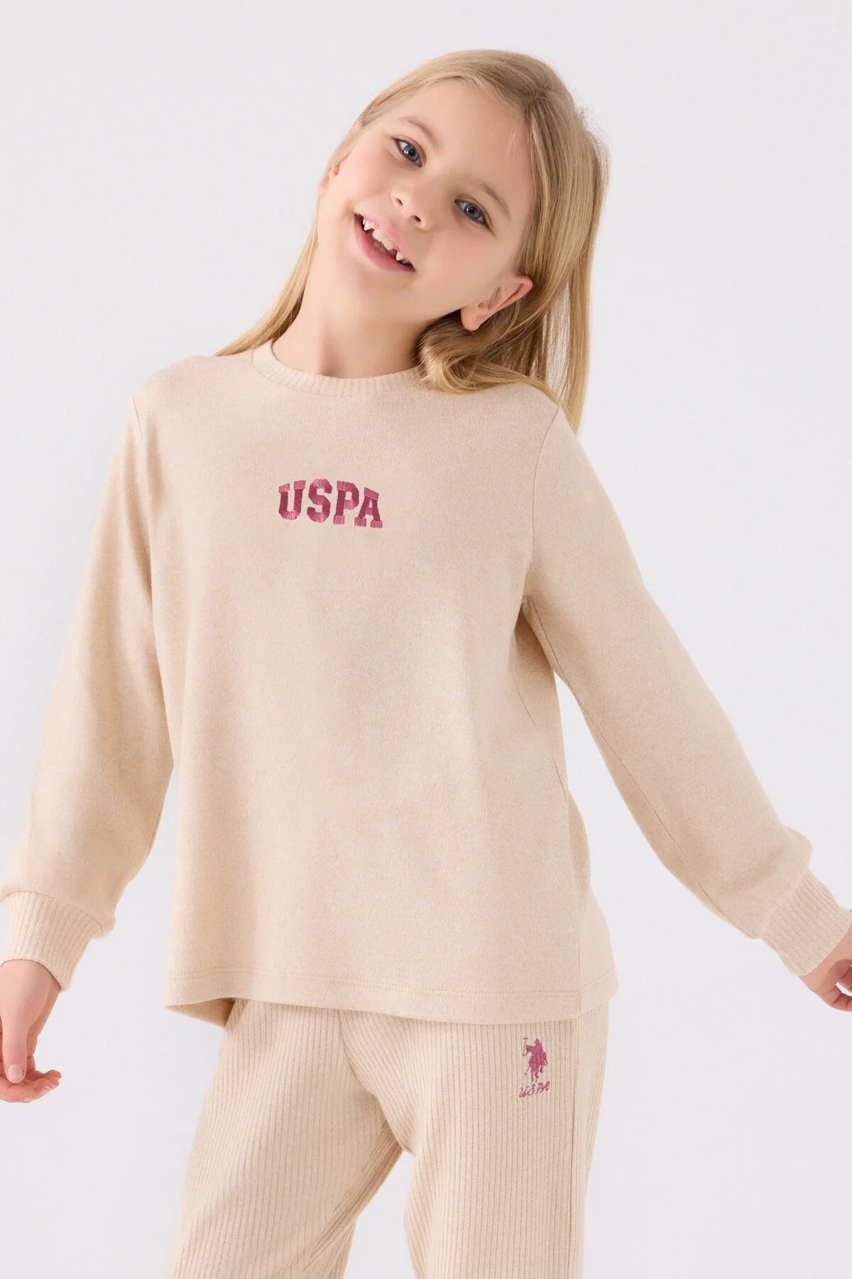 Krem renkli USPA marka kız çocuk pijama takımı, uzun kollu üst ve kıvrımlı pantolon, model ön görünümü