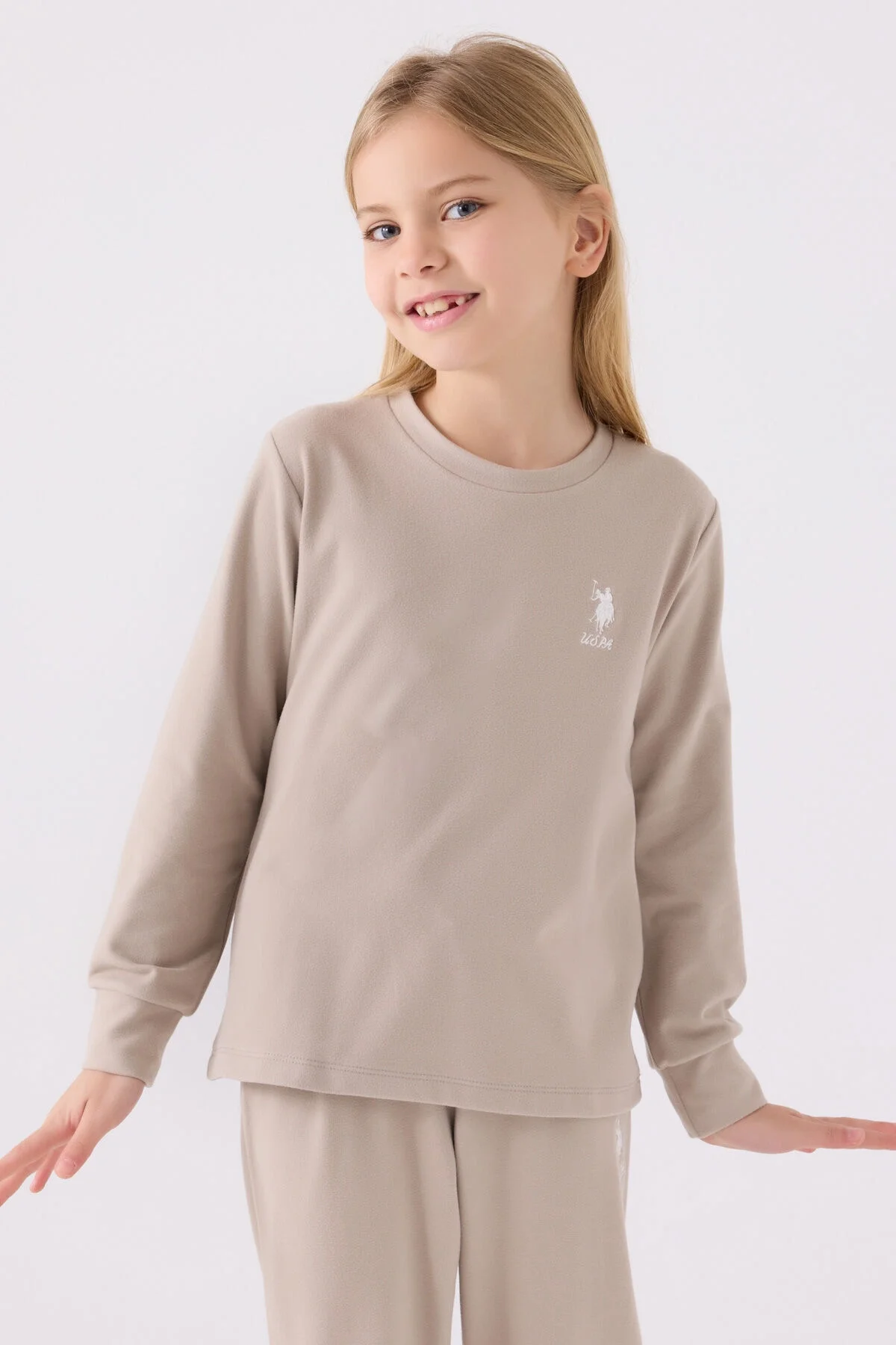 Krem renkli U.S. Polo Assn kız çocuk pijama takımı, uzun kollu üst ve pantolon, marka logosu ile çocuk giyim