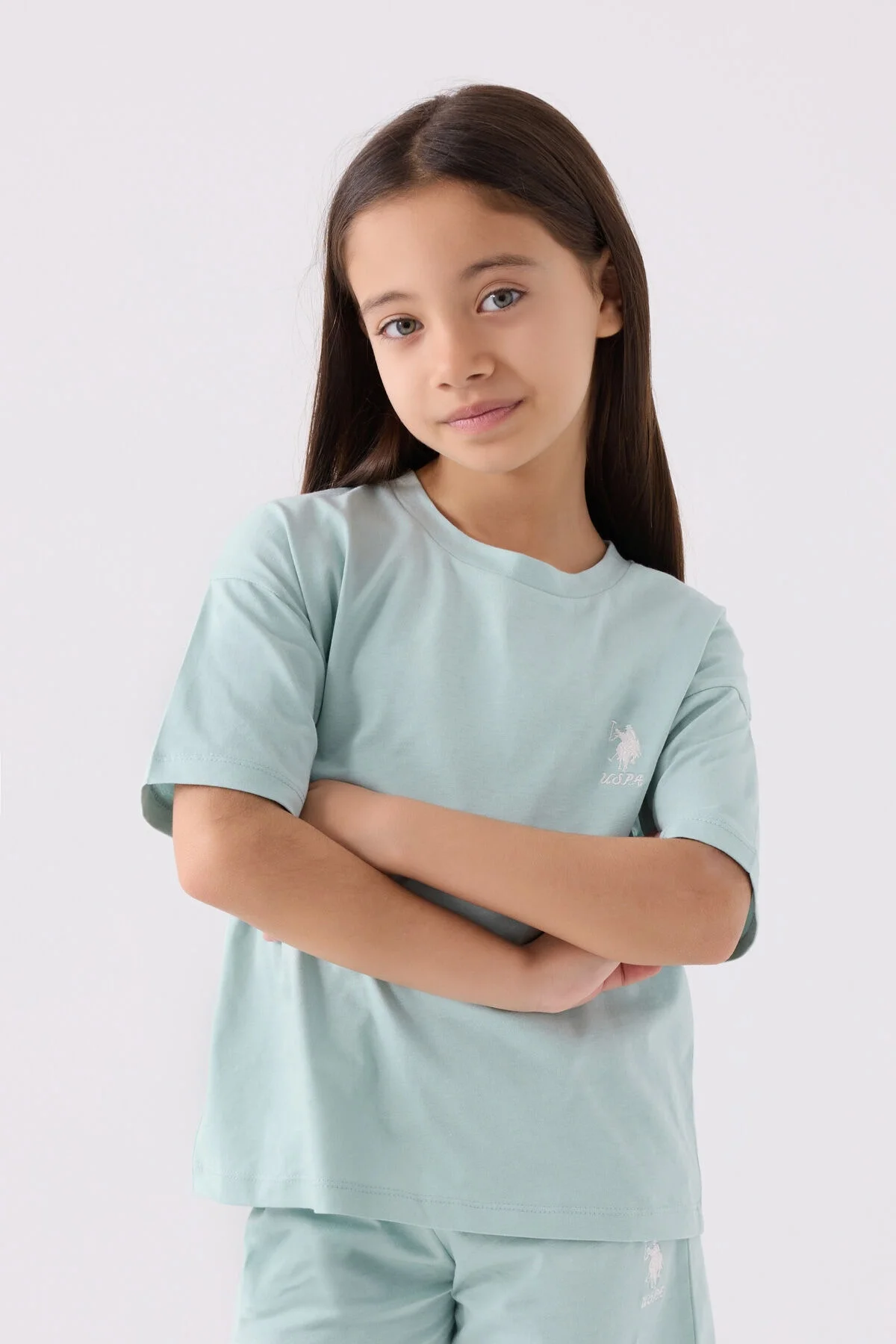 Mavi U.S. Polo Assn kız çocuk Bermuda takım seti, ön görünüm, model pozisyonu, marka logosu, spor stil