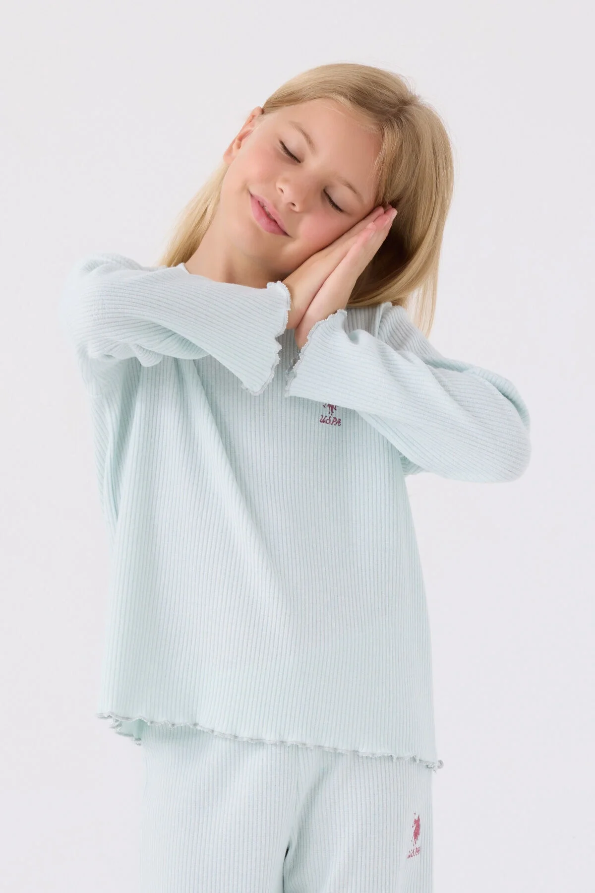 Mavi çizgili U.S. Polo Assn kız çocuk pijama takımı, uzun kollu üst ve pantolon, model ön görünüm, Arnetta markası